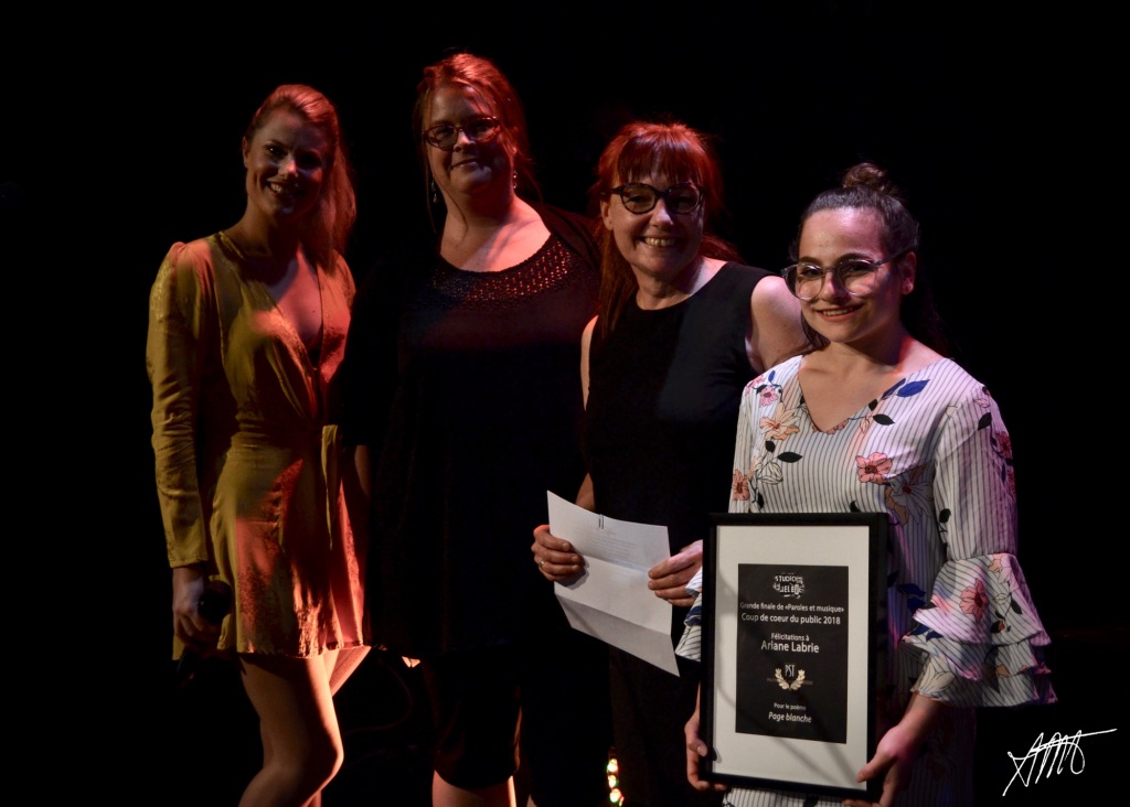 Arianne Labrie, auteure du texte La page blanche, prix remis par Mme Nathalie Morand, Directrice adjointe de la Polyvalente Ste- Thérèse