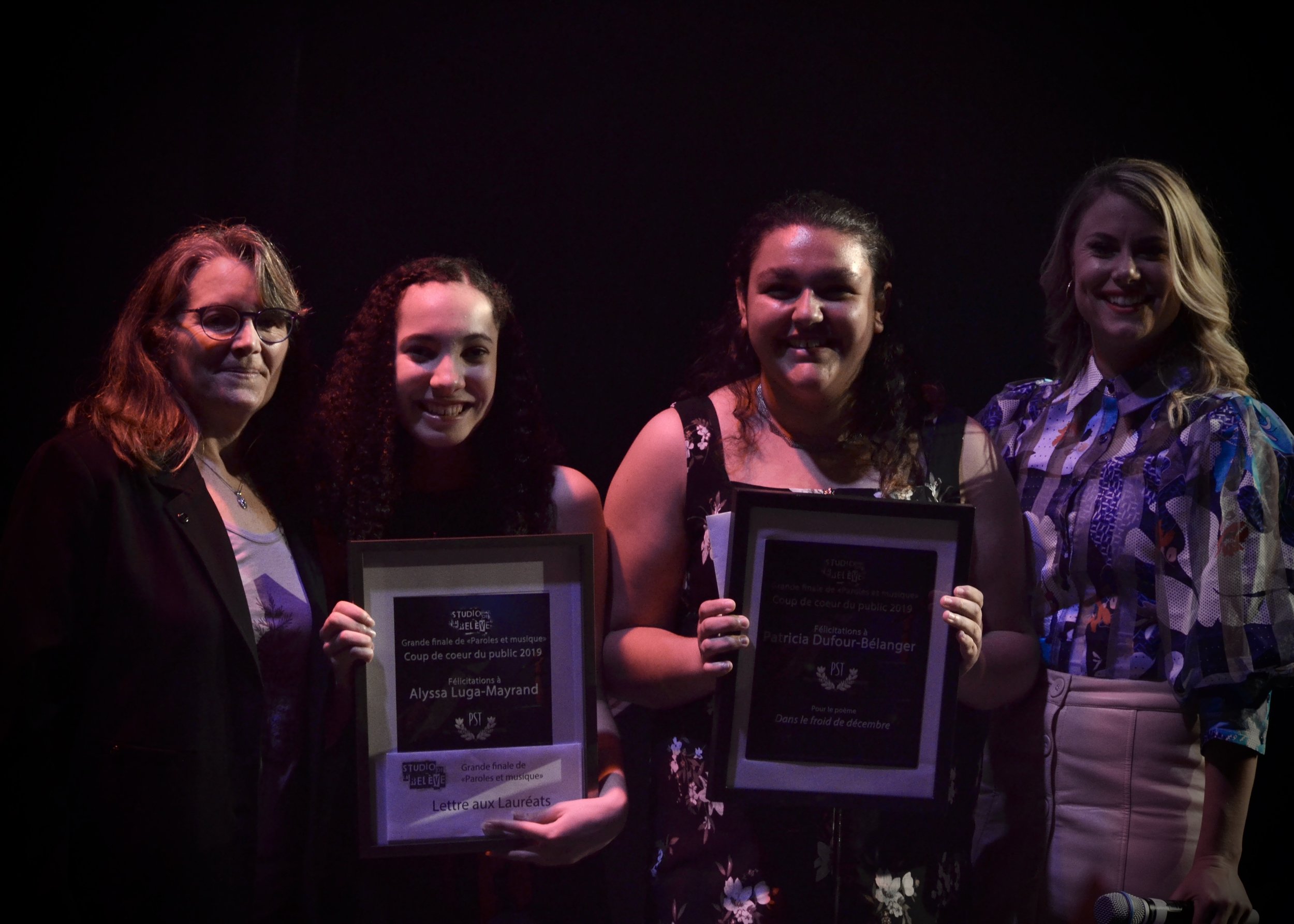 Alyssa Luga-Mayrand, Patricia Dufour-Bélanger, auteures du texte Dans le froid de décembre. Prix remis par Mme Lyne Précourt enseignante à la Polyvalente Ste-Thérèse