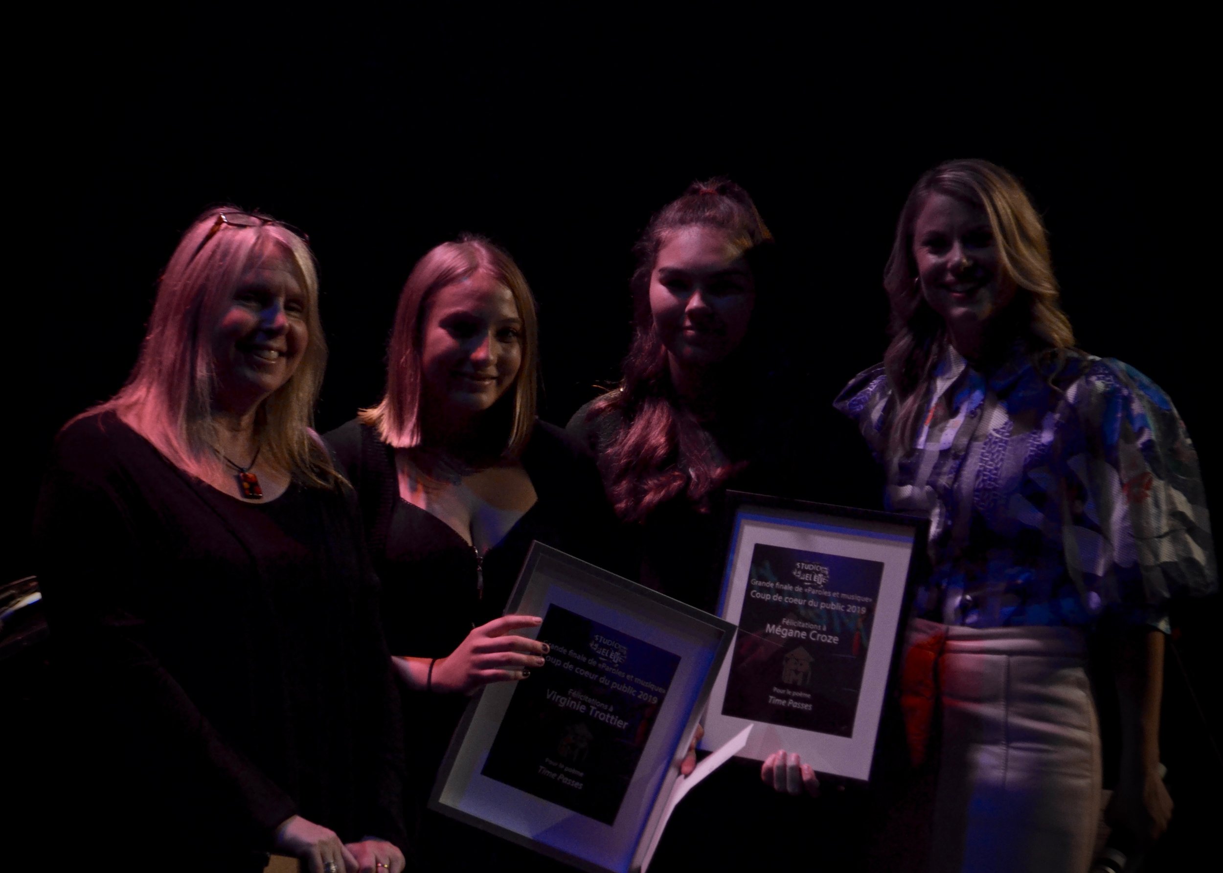 Mégane Croze, Jessica Gravel, Virginie Trottier auteures du texte Time passes. Prix remis par Judith Bisaillon, enseignante à la Polyvalente Deux-Montagnes