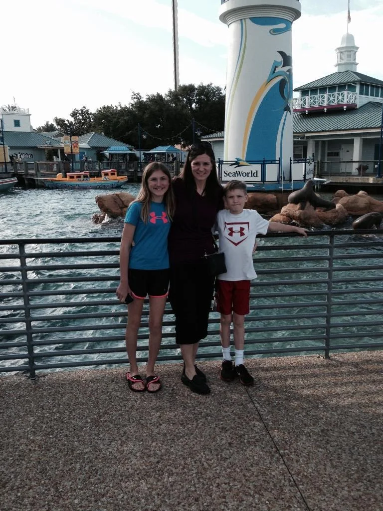 SeaWorld-Entrance-Ashlee-Mommy.jpg