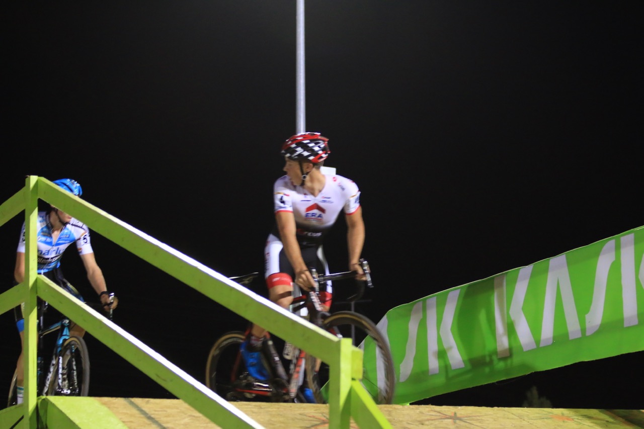 Lead rider, Laurns Sweeck realizing that Wout had bridged a huge gap and was now back in contention for the win