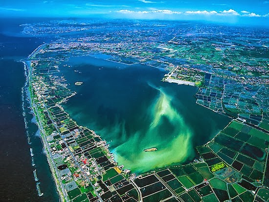 Dapeng Bay offers boat trips, fishing, wind surfing , kayaking, and a paved bike path.