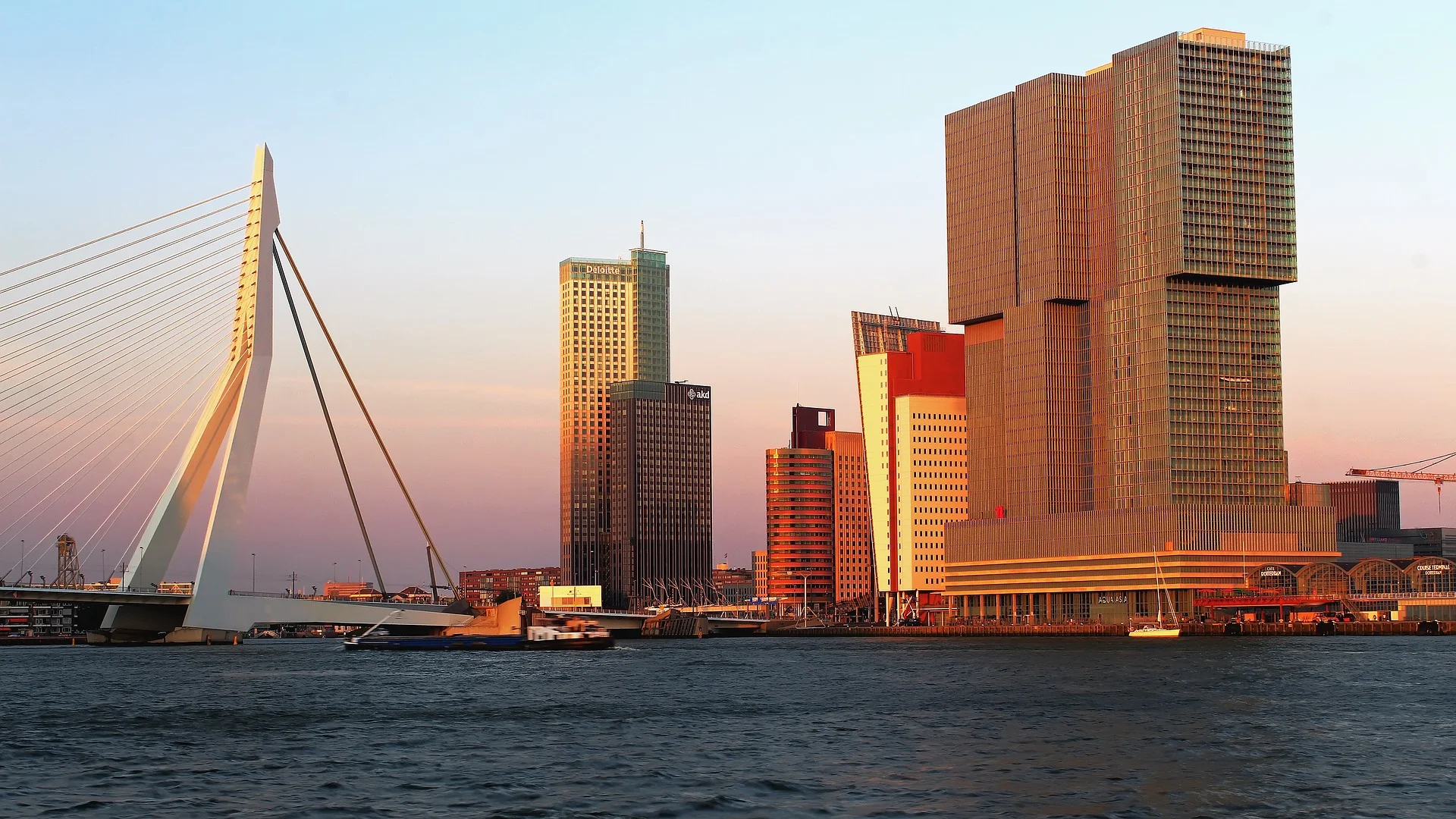 rotterdam-1611943_1920.jpg
