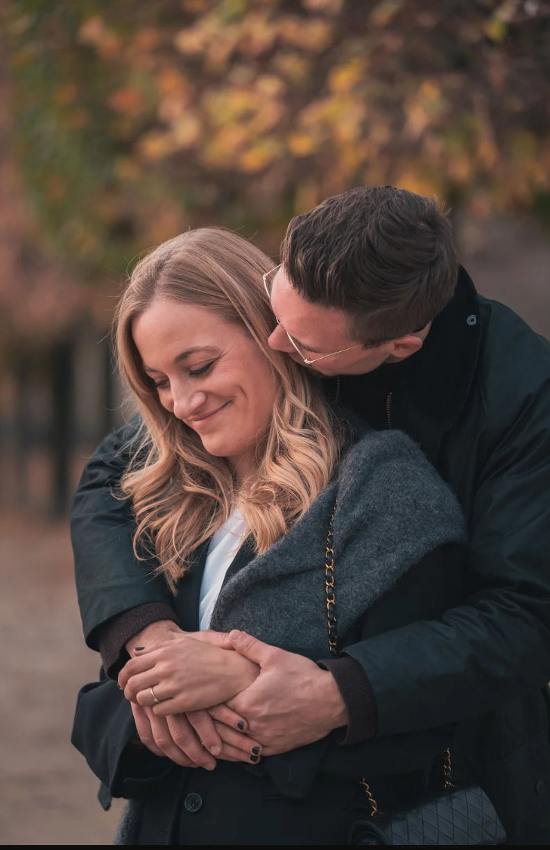 Lovers around the Louvres