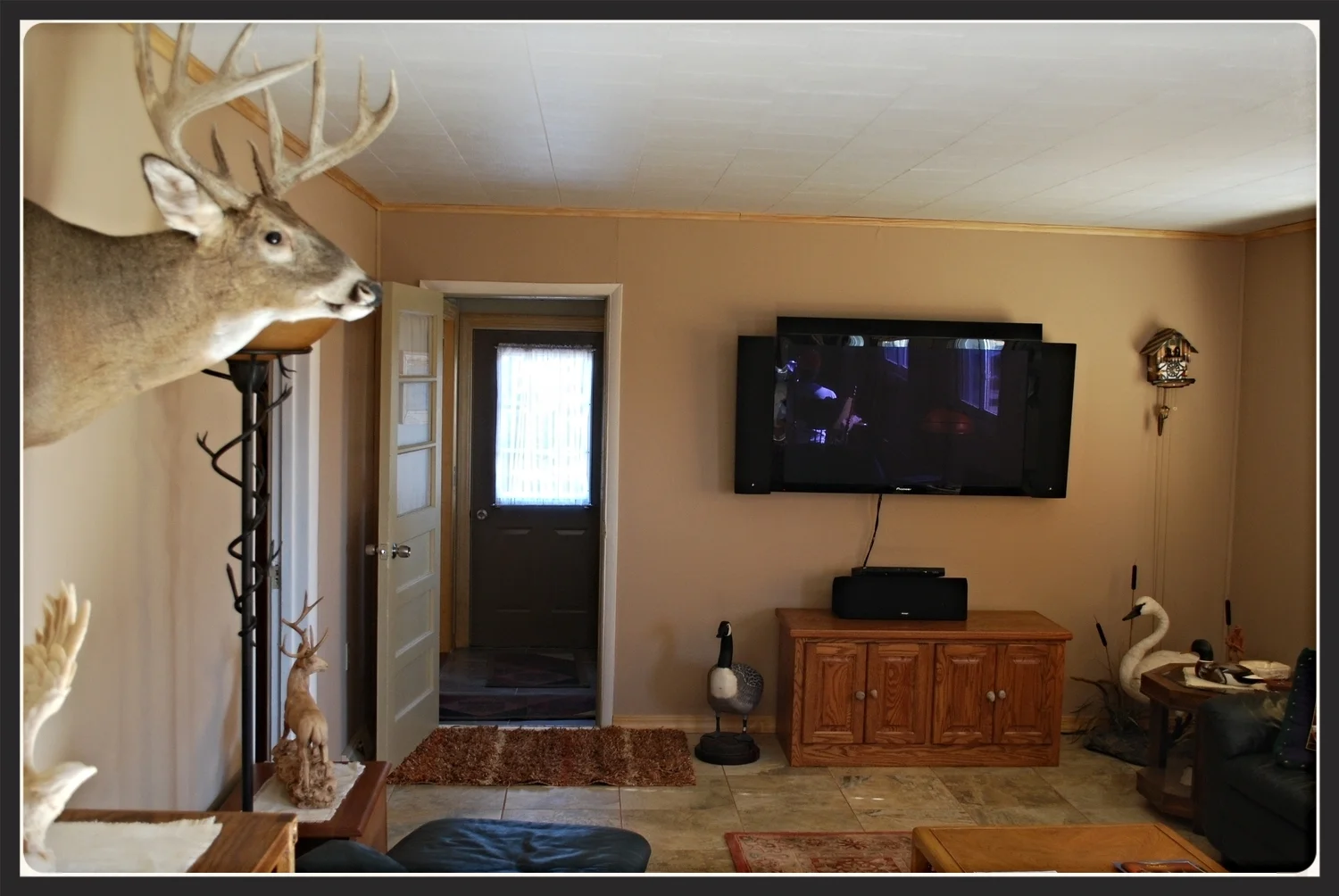 OO Hunting Pheasant Lodge Living Room