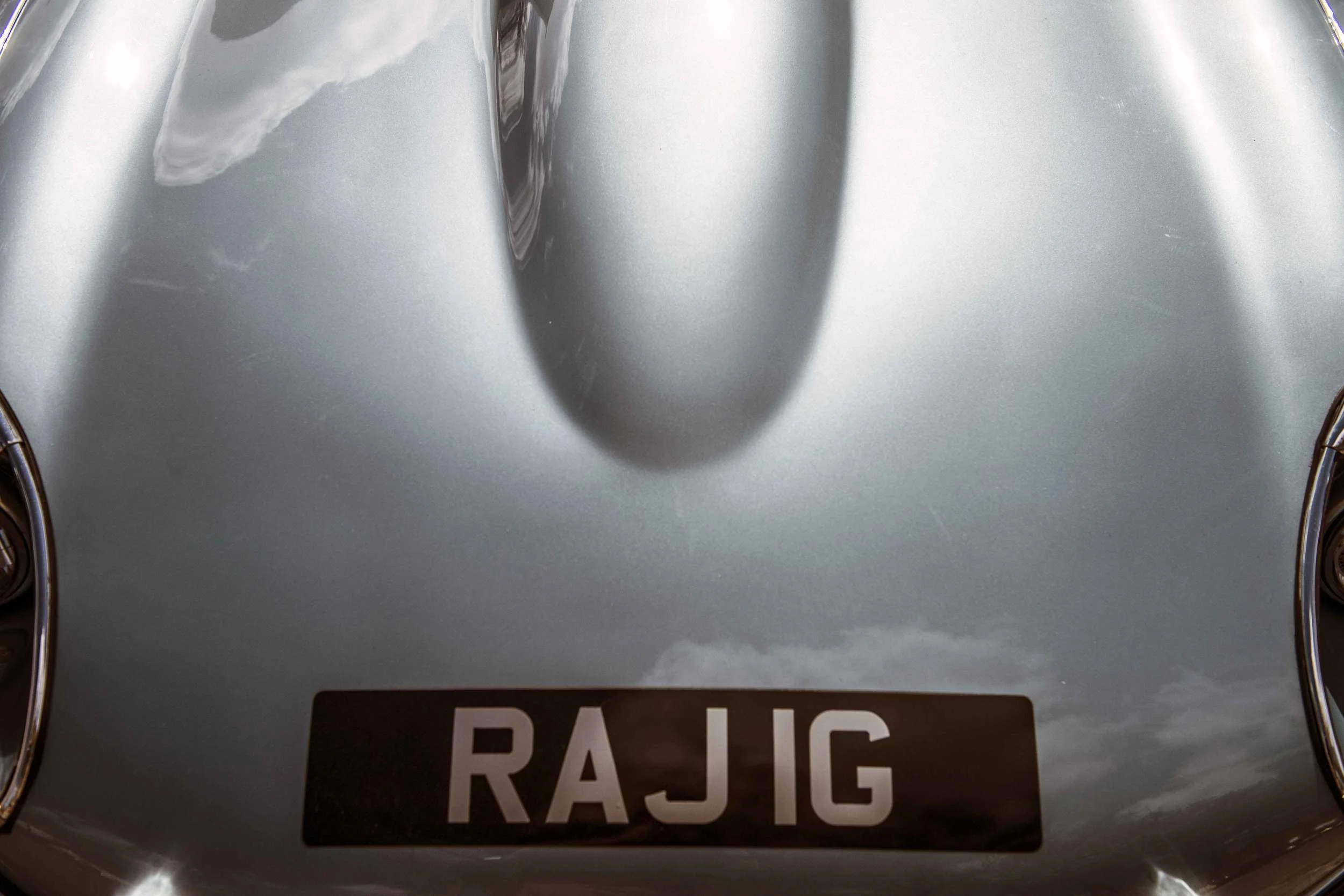 Jaguar E-Type - detail - grey bonnet