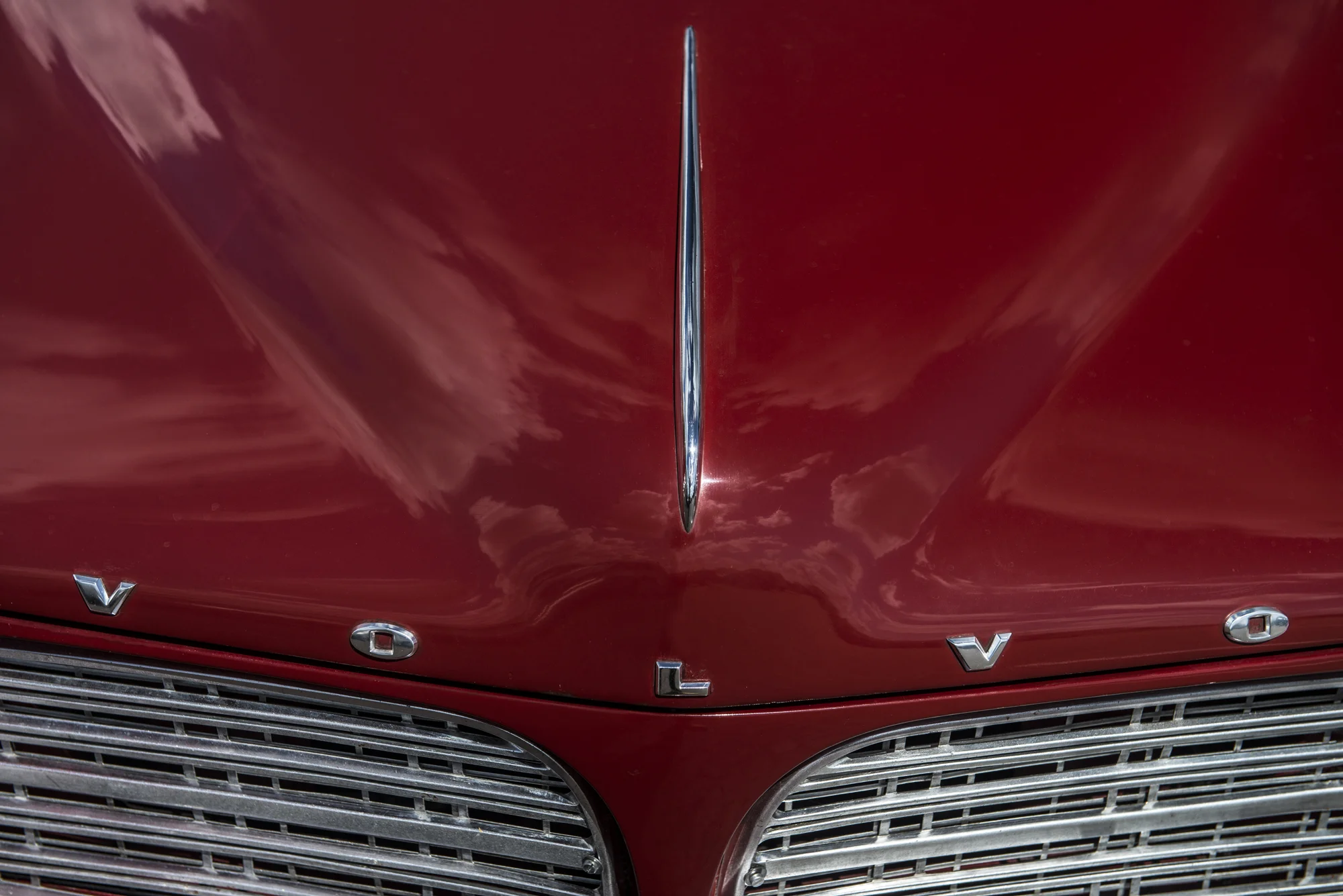 _DSC8279_2504_RED-VOLVO-BONNETWEB.jpg