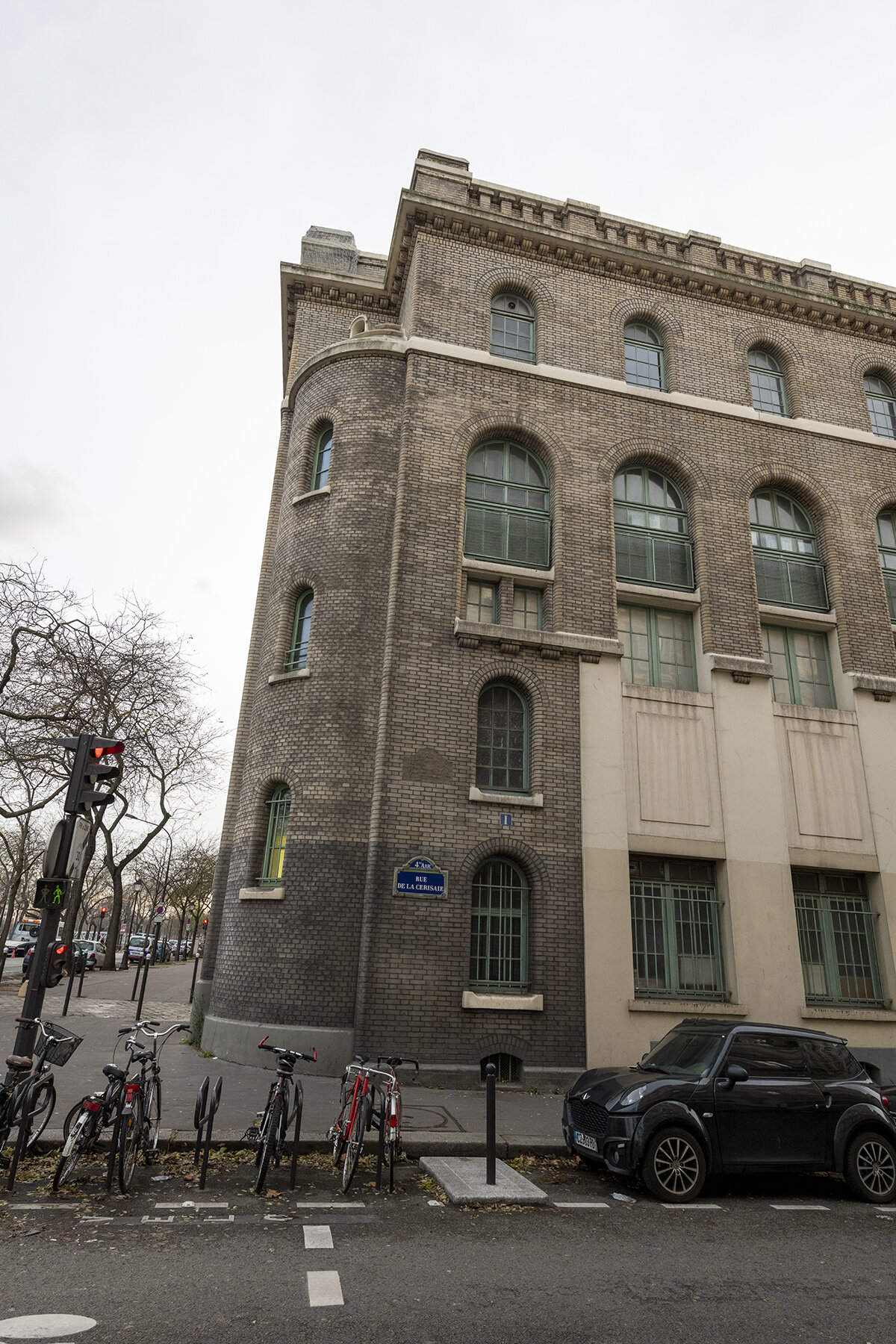 France Paris, 2020-12 : The Bastille sub electric substation is listed as a historic moument and is part of the old electrical system of paris.