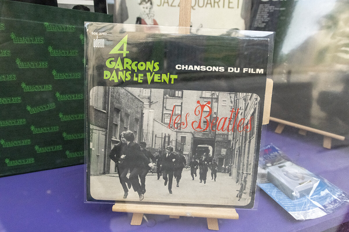 France Paris, 2020-12 : Old 45RMP music disks for sale in a second hand shop: