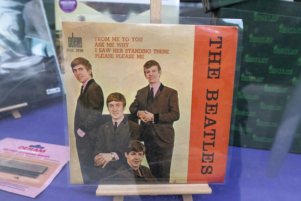 France Paris, 2020-12 : Old 45RMP music disks for sale in a second hand shop: