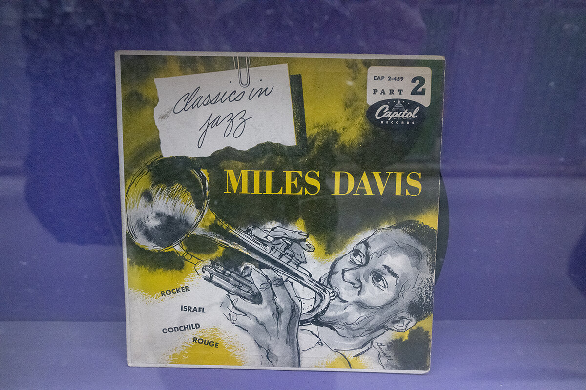France Paris, 2020-12 : Old 45RMP music disks for sale in a second hand shop: