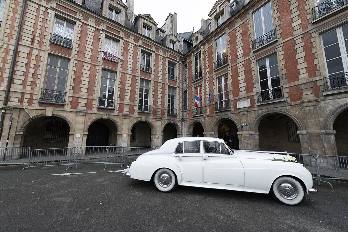 France, Paris, Place des Vosges, 2020-12: Wedding in progress Is one of the essential locations for couples to be photographed after their wedding.