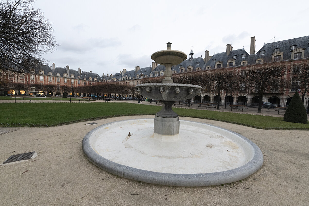 France, paris place des vouges 2020-12: originally Place Royale, is the oldest planned square in Paris, France. It is located in the Marais district, and it straddles the dividing-line between the 3rd and 4th arrondissements of Paris.