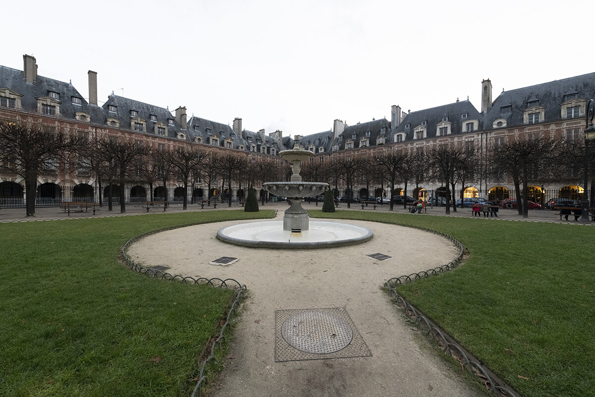 France, paris place des vouges 2020-12: originally Place Royale, is the oldest planned square in Paris, France. It is located in the Marais district, and it straddles the dividing-line between the 3rd and 4th arrondissements of Paris.