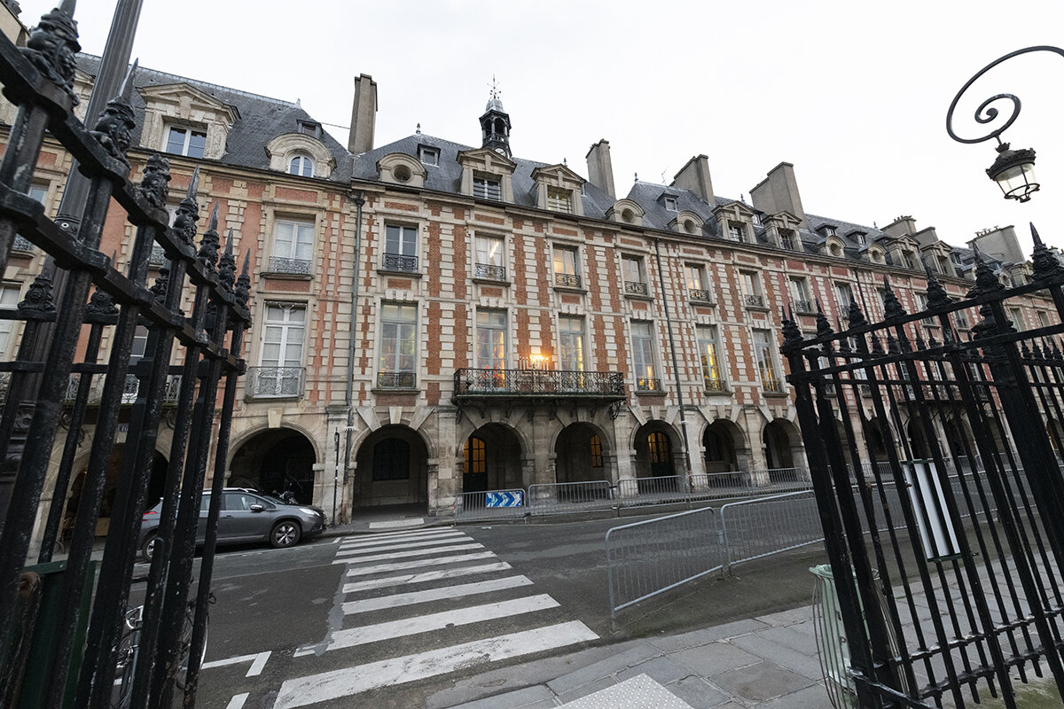 France, paris place des vouges 2020-12: originally Place Royale, is the oldest planned square in Paris, France. It is located in the Marais district, and it straddles the dividing-line between the 3rd and 4th arrondissements of Paris.