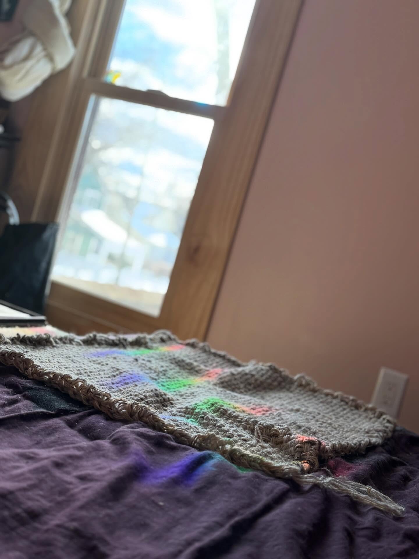 Enjoying some evening sunshine and the new weaving I finished&hellip;. It&rsquo;s the color of my cats hair, to cover the bed so that the dark purple is not coated in cat hair&hellip;. A black cat blended with the comforter better than all this white