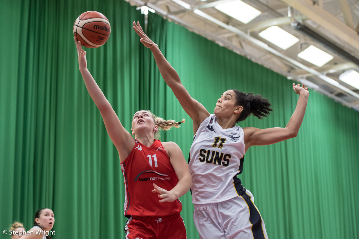 Chantelle Pressley of the Sevenoaks Suns attempts to block Evelyn Ovner of Team Northumbria .
