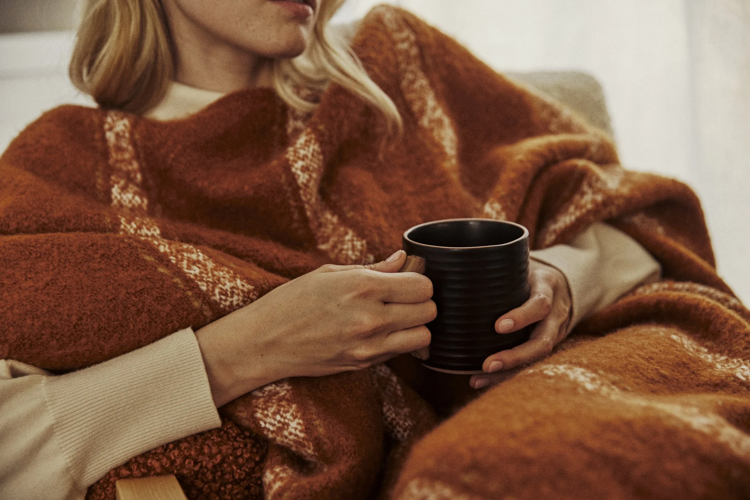 FY23_FA_OUI_2022_EDITORIAL_OUI_WEARABLE_BLANKET_1632.jpg