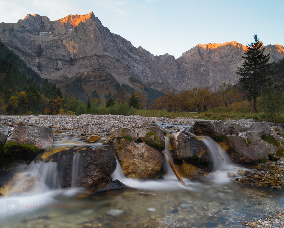Sony A7 + Canon FD 20-35L. This is a special zoom and rightly called L. Very sharp and contrasty, fantastic for wide vistas.