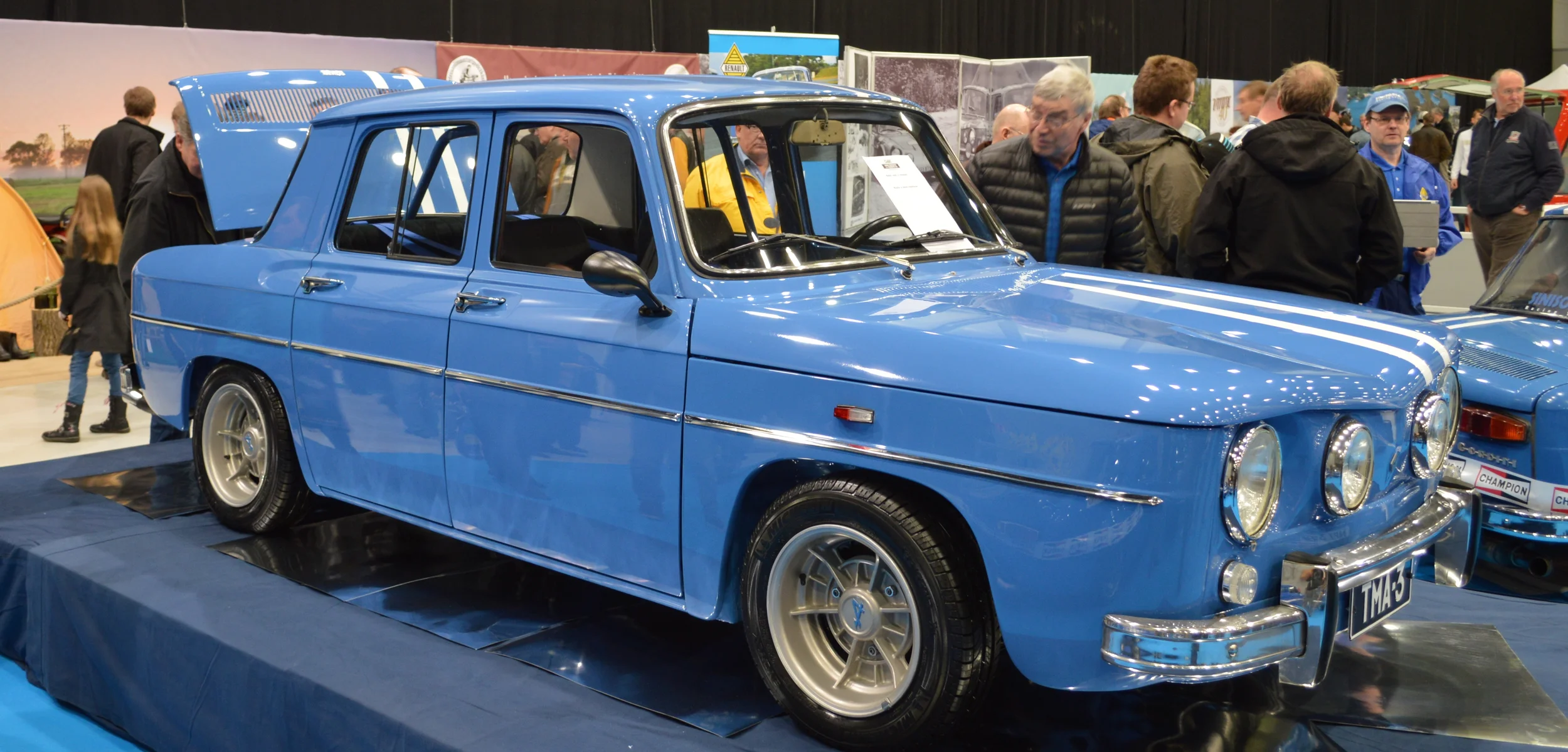 TMA-3 Classic Motorshow:ssa 2015 Sinisorsa Racing Teamin ja G-forumin yhteisosaston paraatipaikalla