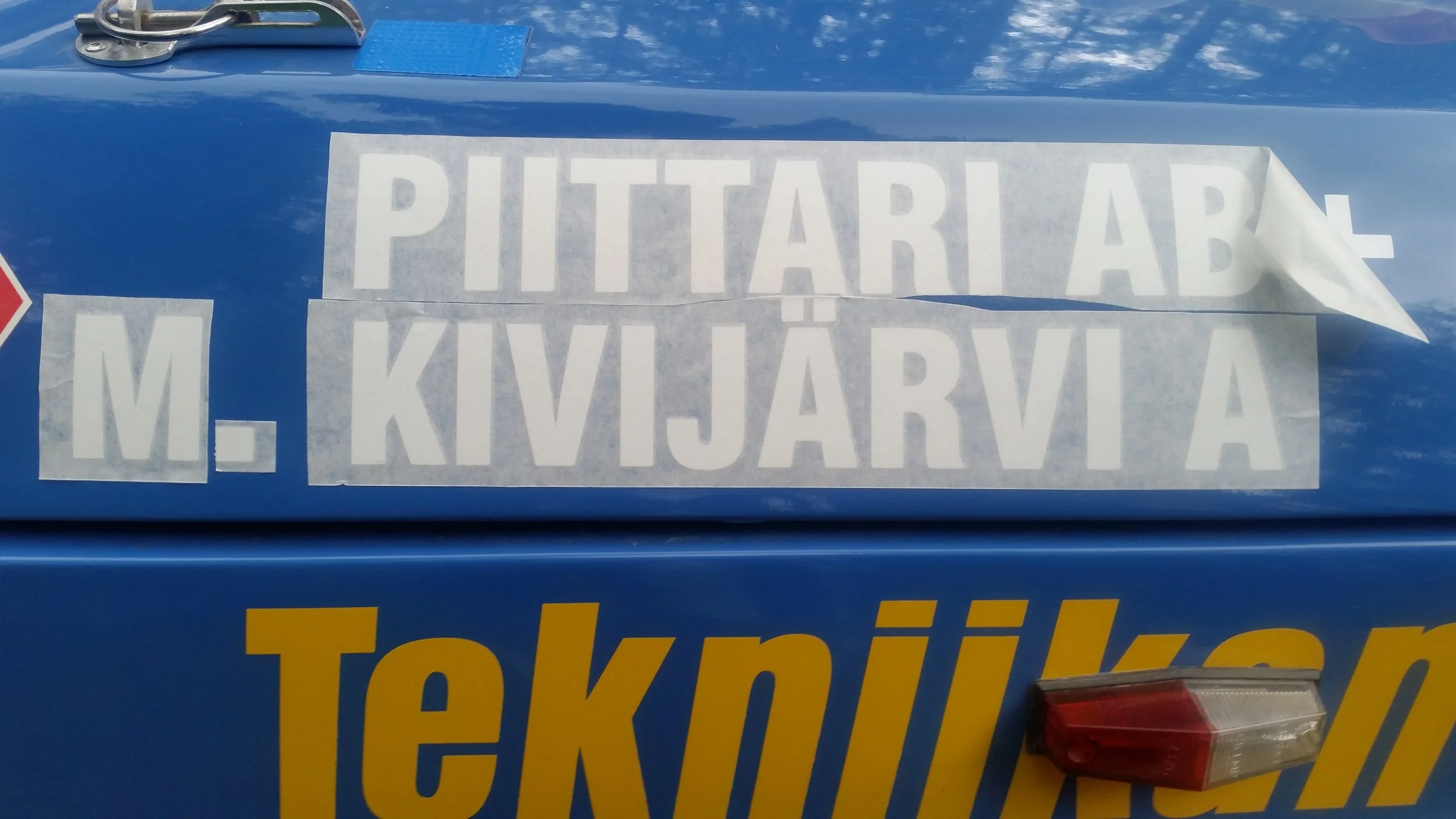 Kilpailijatarrojen liimausta
