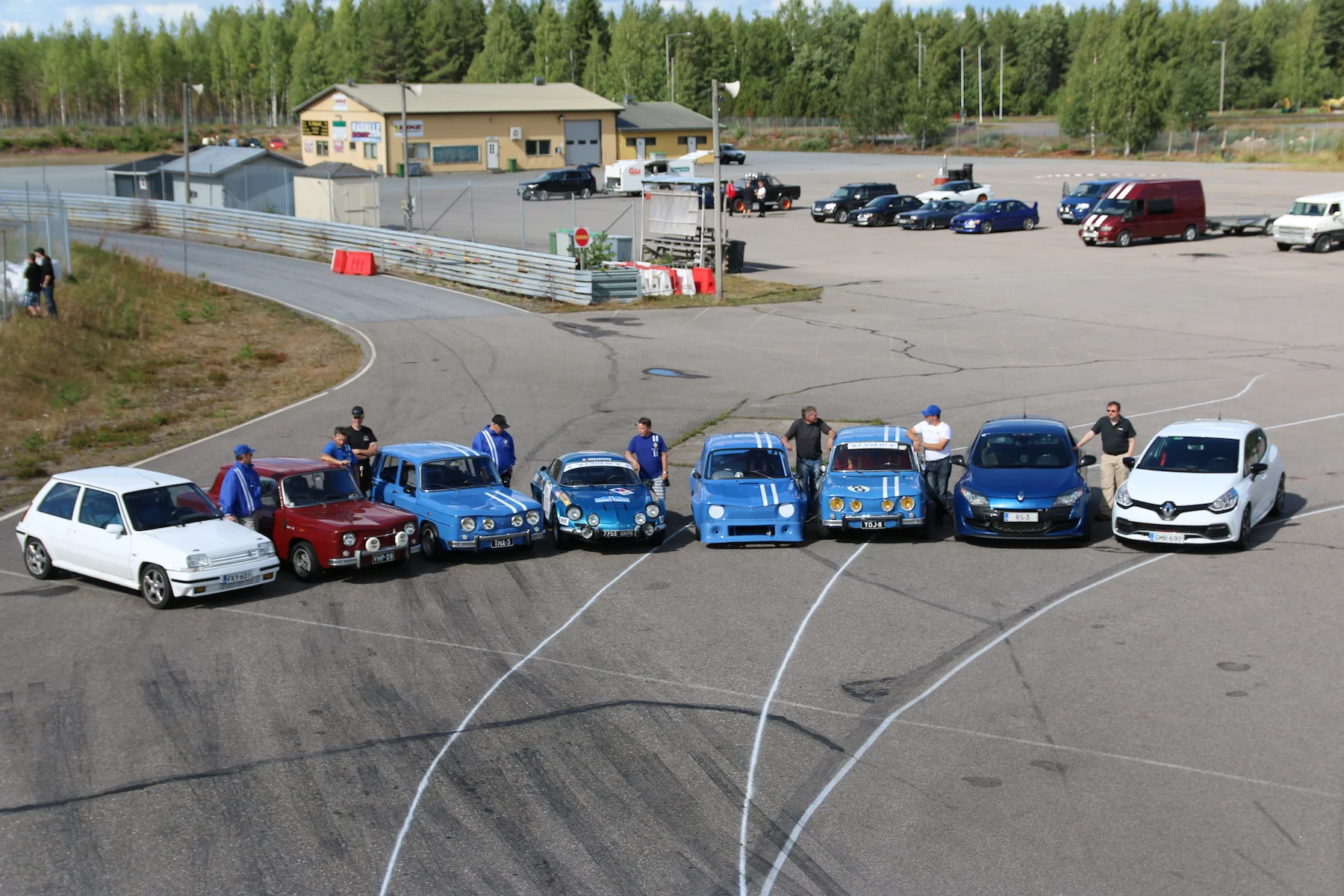 Hienoja eri ikäkausien Relluja kokoontui Kemoraan Sinisorsa Racing Teamin ratapäivään.