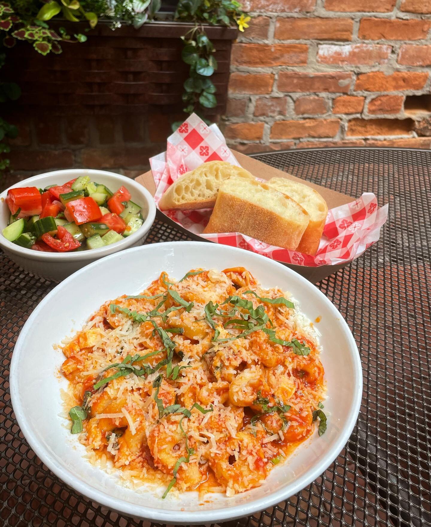 nothing better than lunch time at pasta&rsquo;s ✨ 
.
.
$15 special for tomorrow ✨ cheese tortellini with 50/50, fresh mozz topped with parm reg and basil &mdash; comes with choice of side salad, bread &amp; hot tom 🍅 🔥 🍝 🌱 ☀️ 
.
.
#pastabilities 