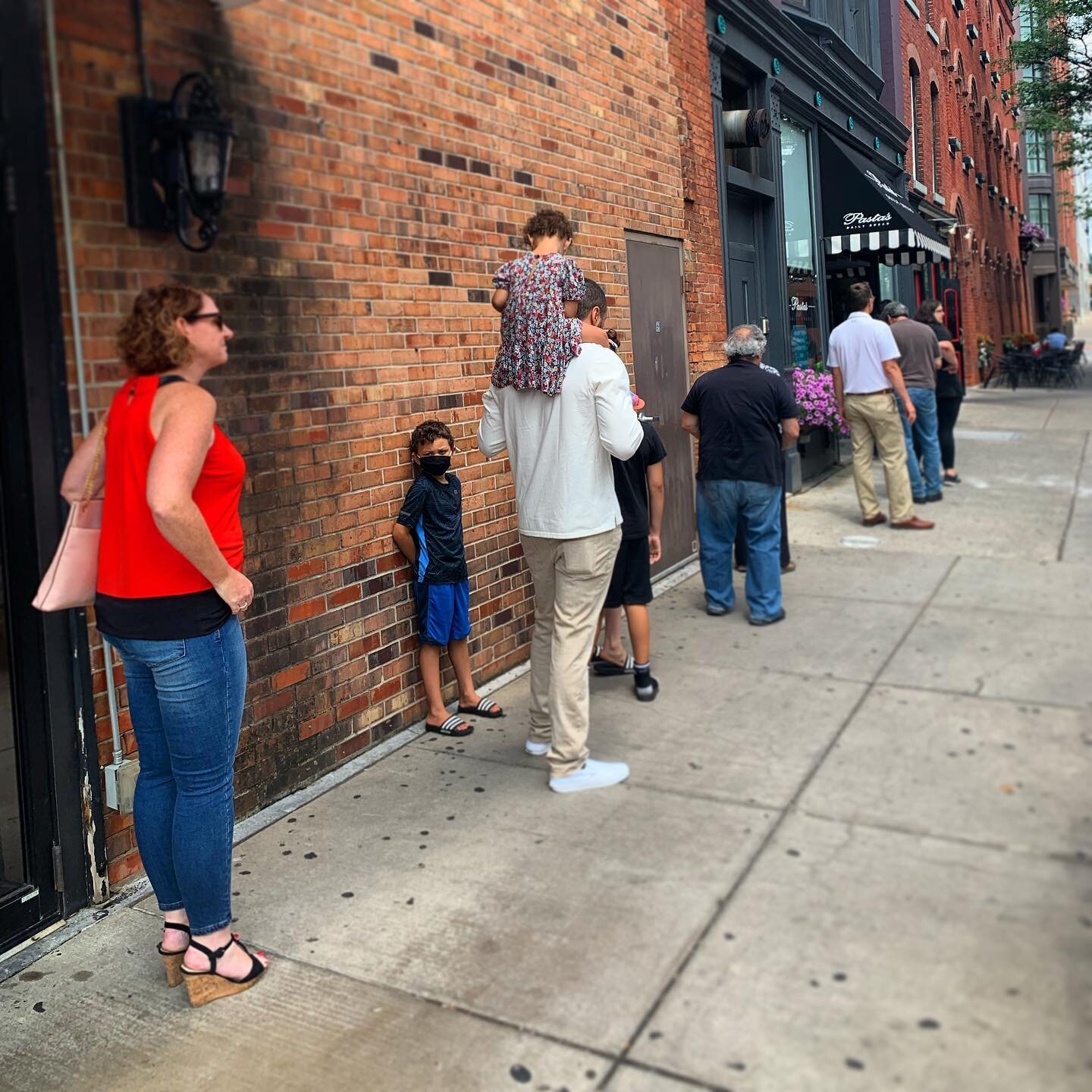 lunch time @ pasta&rsquo;s daily bread 🥖 
.
.
line moves quickly, we promise ;) 
.
.
thanks for the love 💗 
.
.
#freshbakedbread #pastabilities #sandwich #yum #syracuse #cookies #lineforbusiness #thankyou