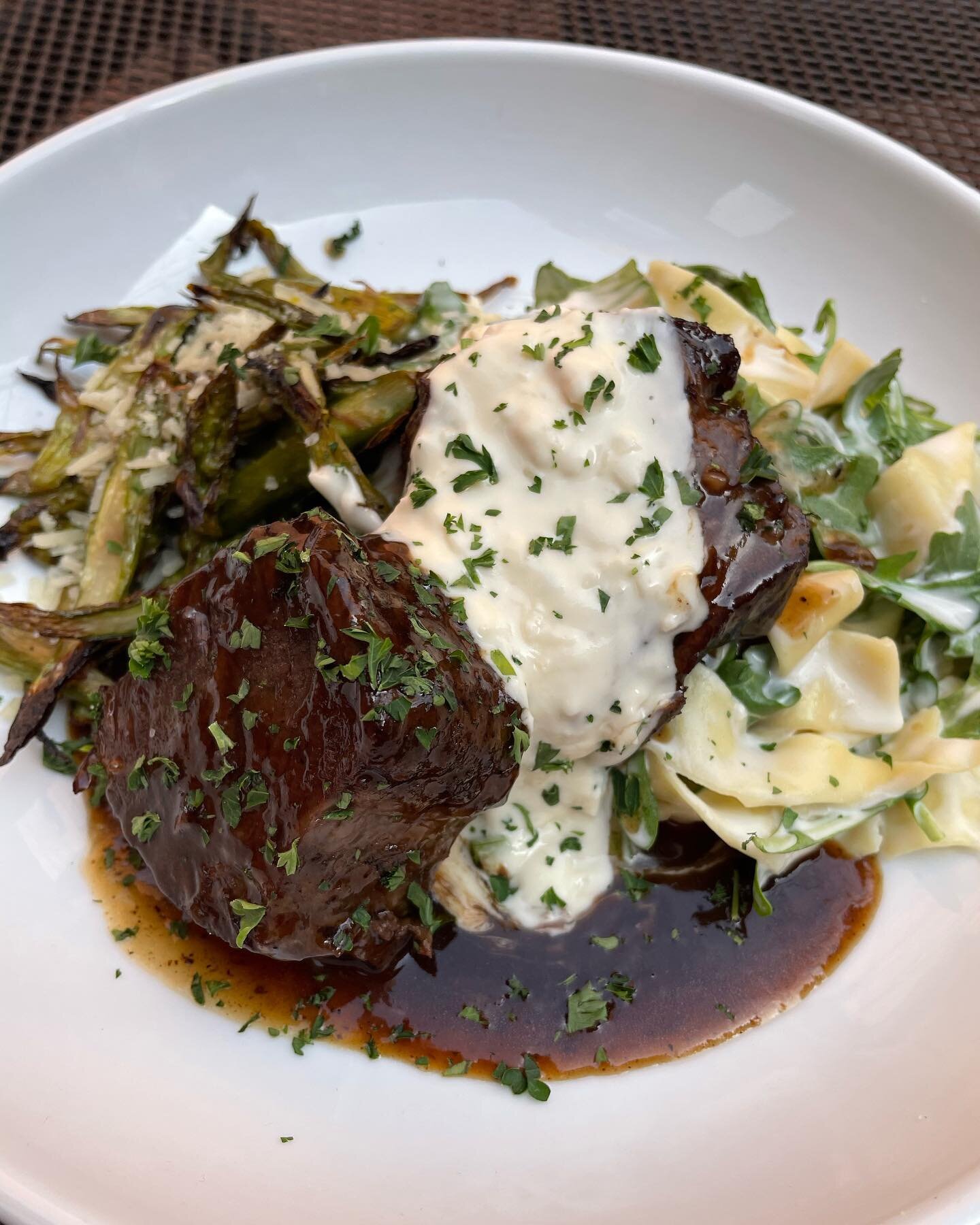 ⏩ 🌟 FINISHED PRODUCT 🌟 
.
.
chianti braised short rib papardelle, garlic crema, asparagus &amp; arugula 🤤 
.
.
#fastforward #finalform #shortribs #pastabilities #syracuse #dinnerideas