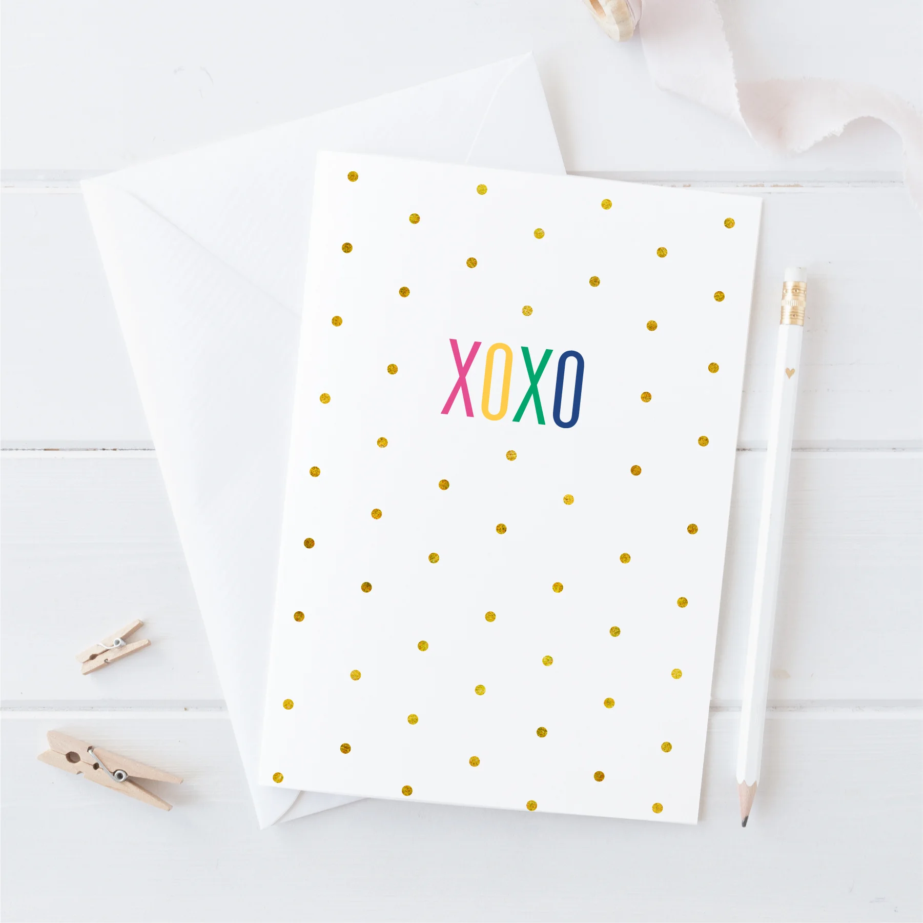 MPGC002xoxo_gold_lifestyle.jpg