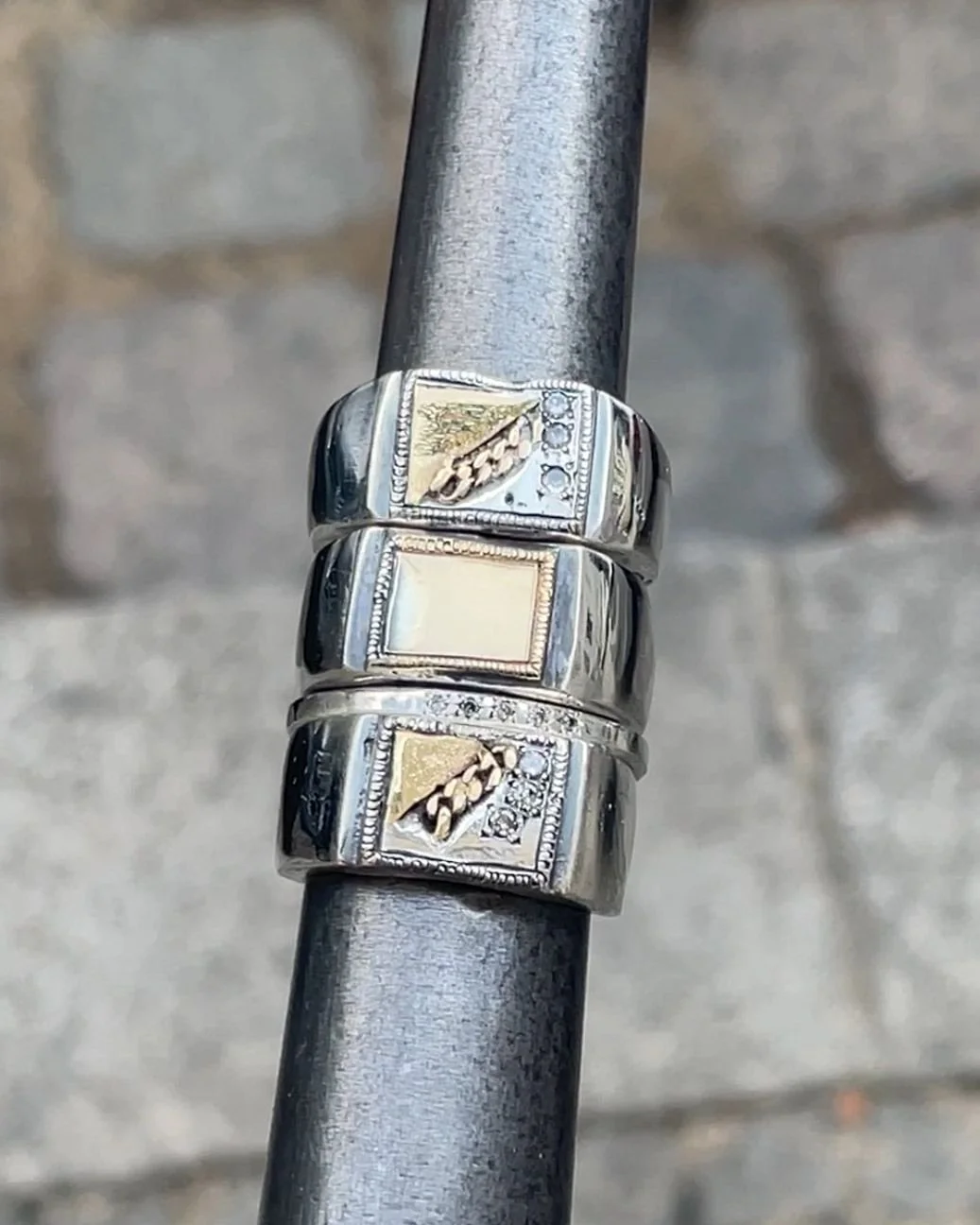 Presenting the Debonaire Signet of the newest Suave Collection. Why Suave? It's a bit smoother than some past work, and I was binge watching Madmen while producing and naming it, so all the babies came out with show names. More to come on that. A ver