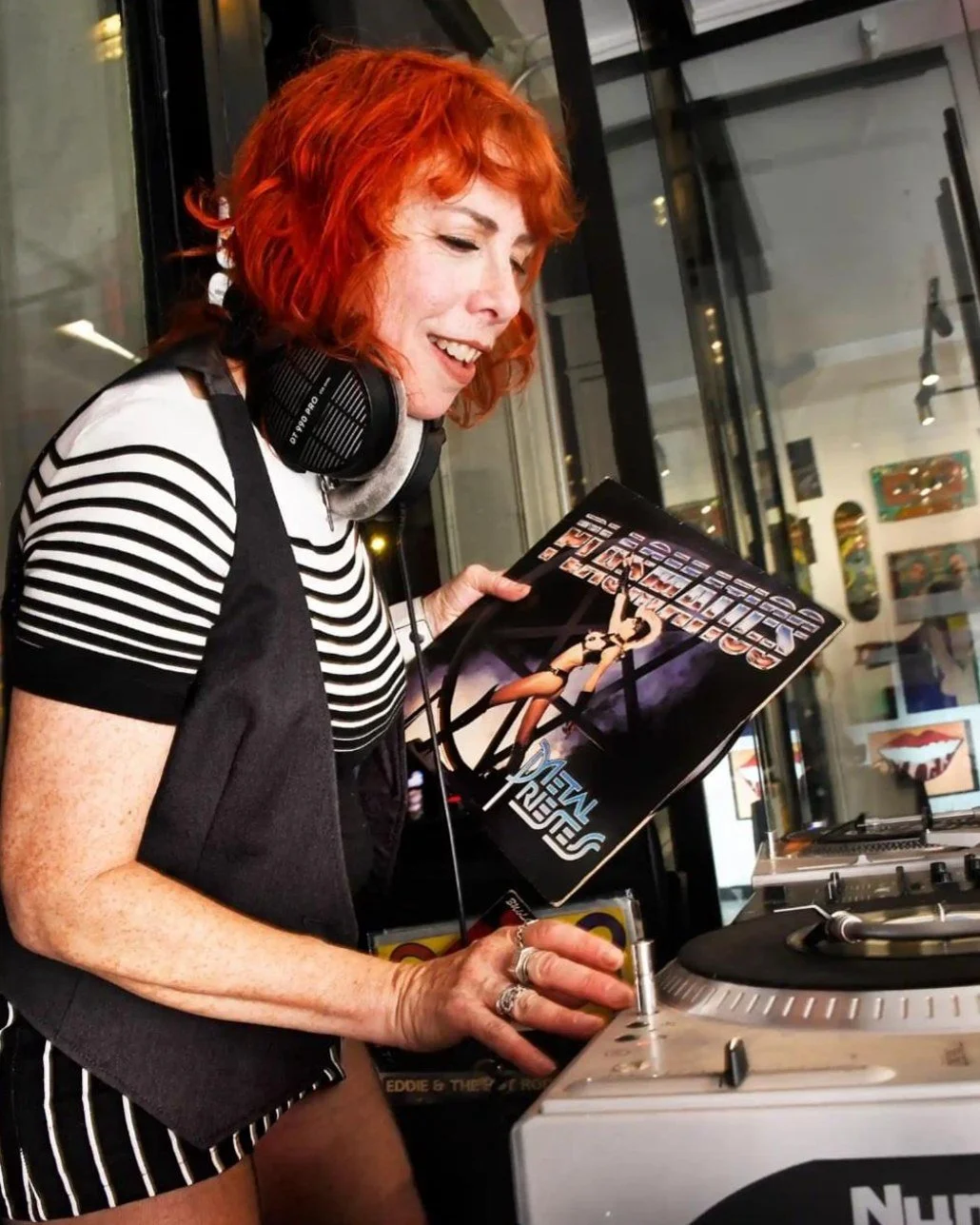 My buddy @dj_sindi_halfrats rocking the fuck out (as she does), and if you have perfect vision and squint, also wearing her daily armor Fuck Ring (as she does) 🤘 🤘 🤘 

photo: @bobkrasnertoo