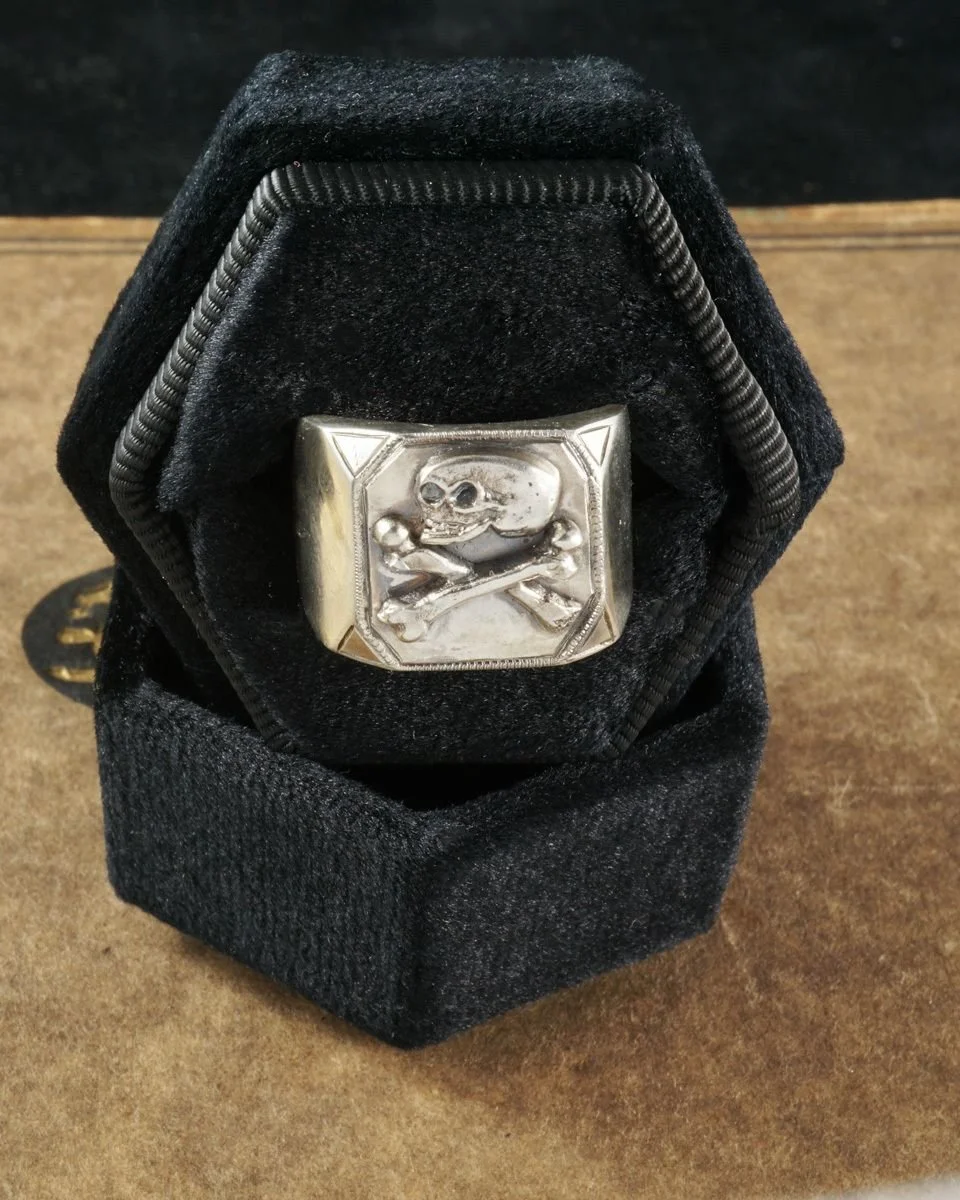 Sometimes you just want to keep it simple. The unadorned Greyfriars skull signet. Fits like a glove, bling free.