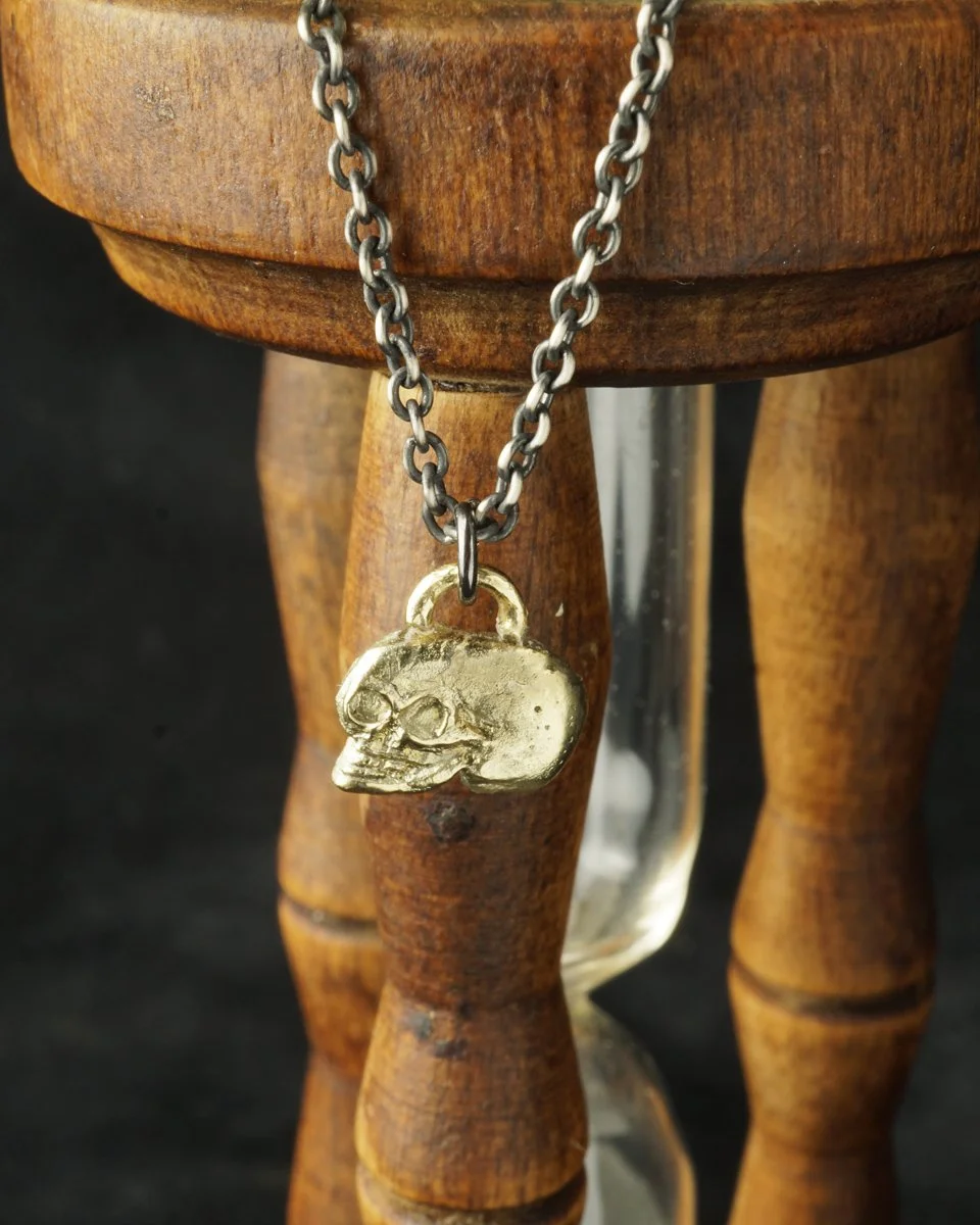 pendant_goldskull_hourglass.jpg