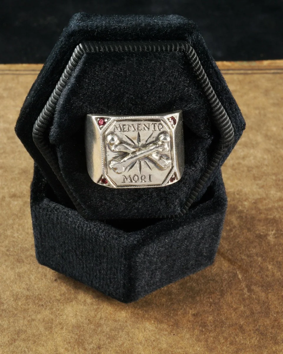 mementomorisignet_bones_redsaphire.jpg