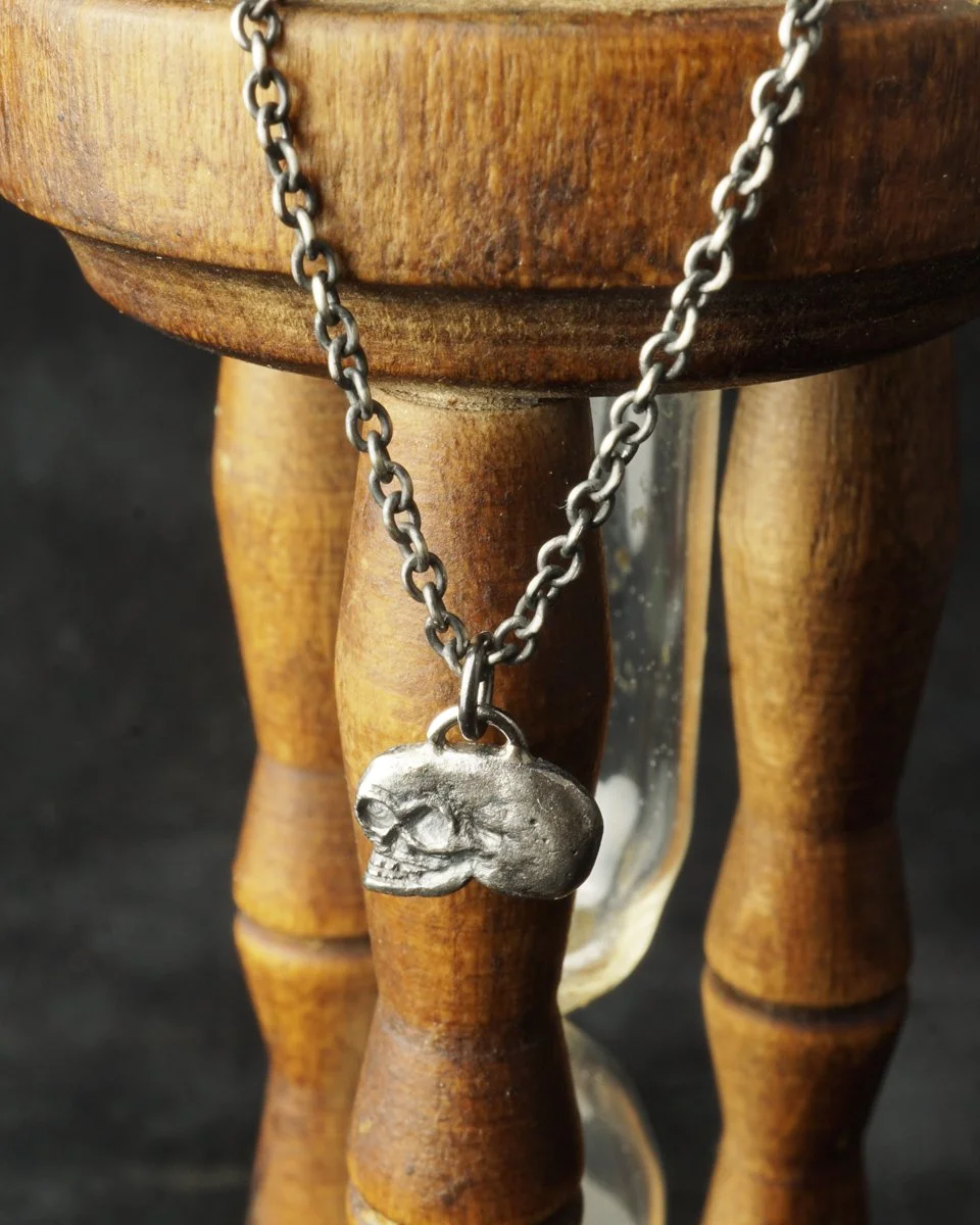 pendant_silverskull_hourglass.jpg