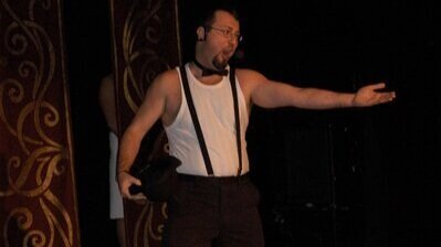 2003 - Ouverture du spectacle avec le "Willkommen" de Cabaret par Mario