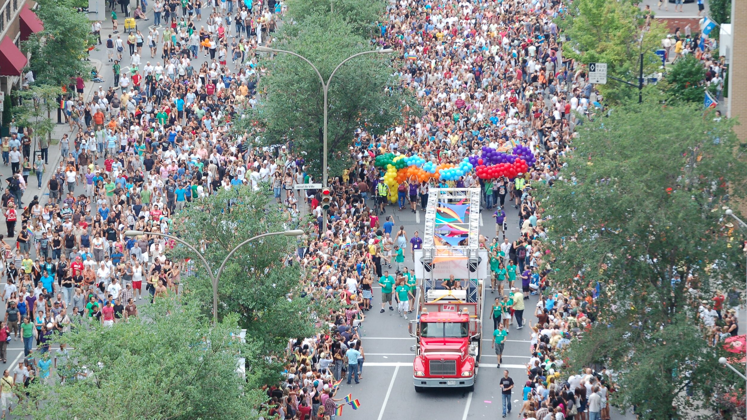 2010 - Plongée sur la foule prise du 12ème étage d'un immeuble sur René-Levesque