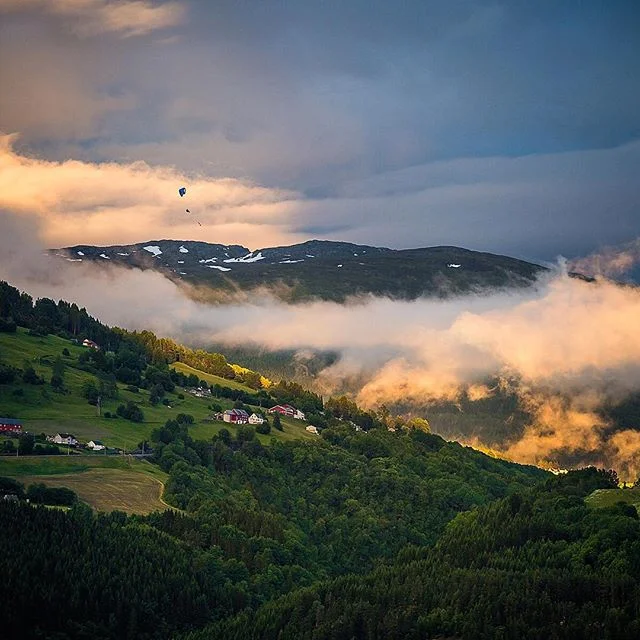 I might have been a bit optimistic wanting to post a #gram per day at @extremesportveko last week… so here’s one from this time last week on day two. The clouds broke just in time for a magical #sunset while the paragliders made use of the improved weather. Can you spot the #paraglider

@NikonNZ @extremsportveko
📷 #Nikon #D4s 70-200mm f/2.8 at 150mm, f/5.6, 1/500s, ISO 720