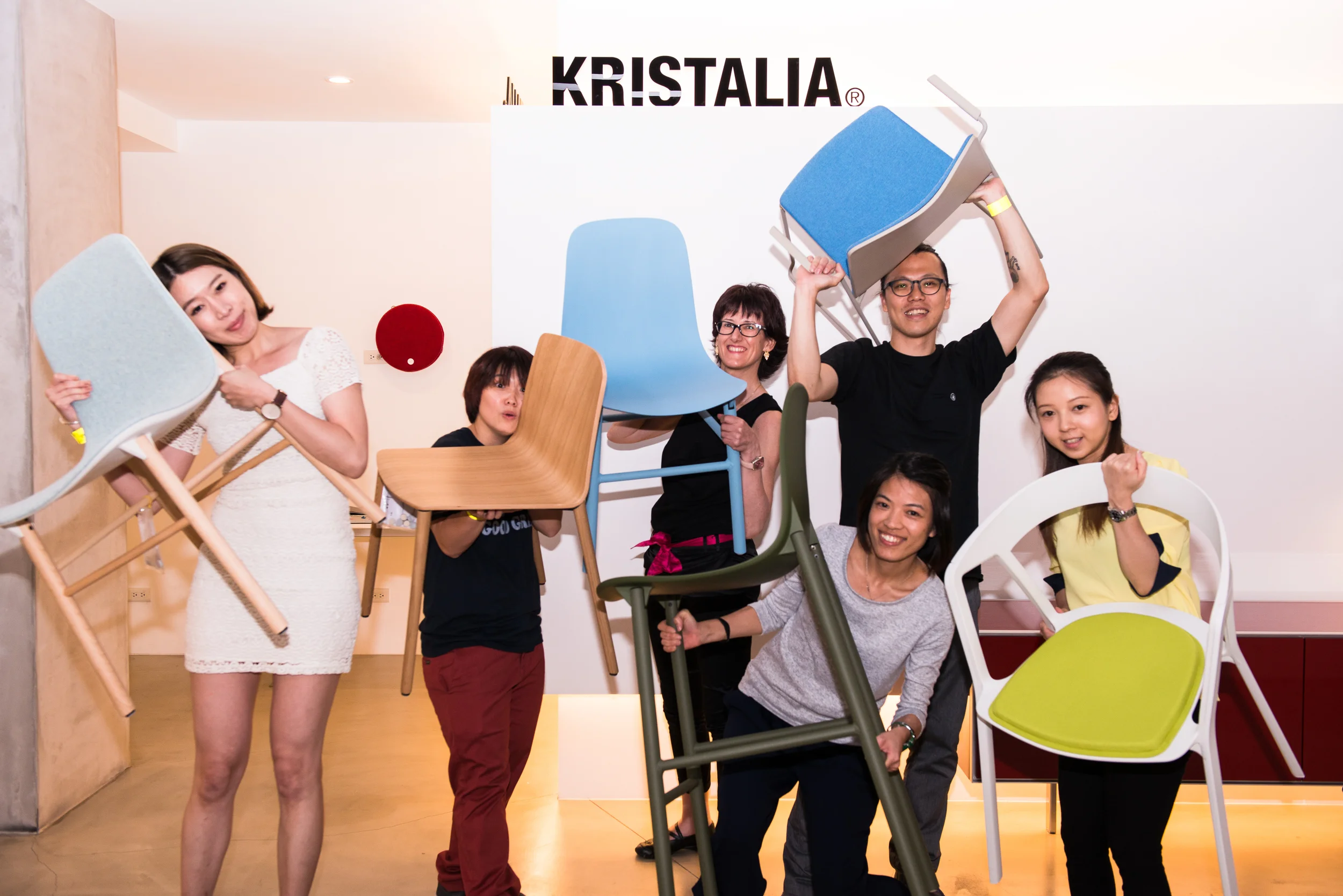▲ Kristalia 銷售總監 Marilisa、與工作人員大合影