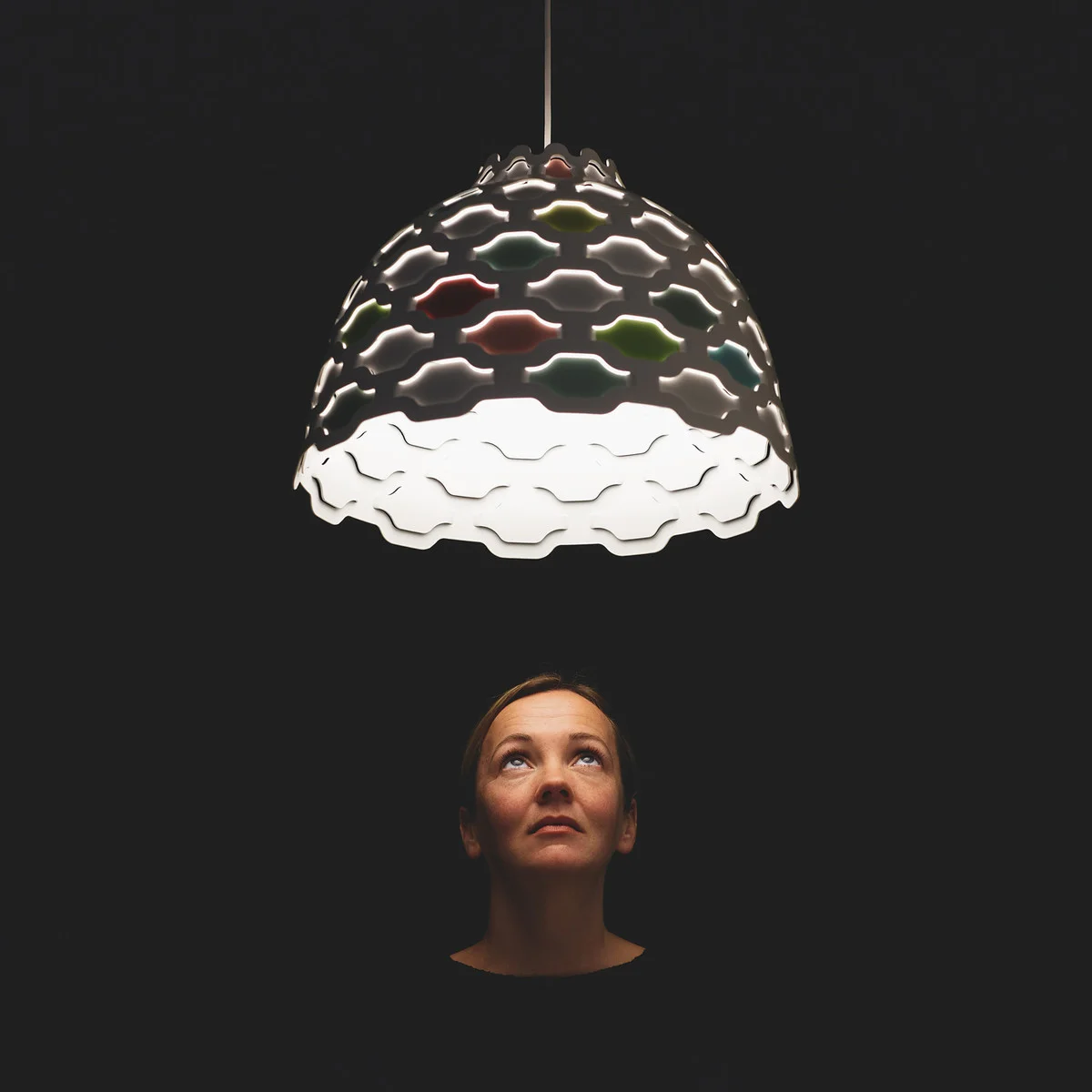 LC-Shutters-farbig-schwarzer-Hintergrund-mit-Designerin.jpg