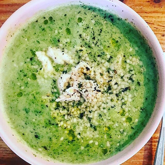 🥦Broccoli Soup is one of my favourites! 
Recipe// 1-2 full heads of broccoli
2 cups filtered water 
1 tbs bone broth concentrate 
1/2 cup washed spinach or kale
1 tsp minced garlic (fried off)
1/2 cup soaked cashews (blitzed)
2 tbs Cobram estate gar