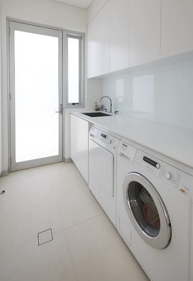 HINGED DOORS laundry