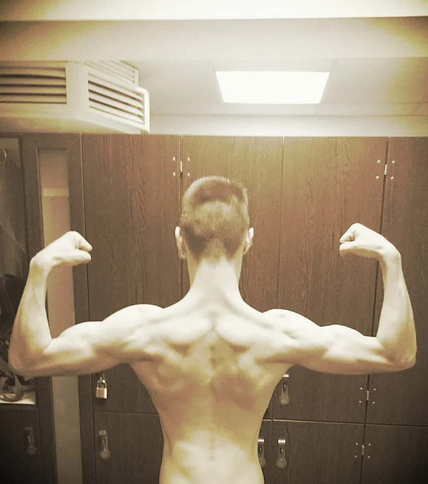 Arne S. schreibt: "Erstmal danke für den Ernährungs- und Trainingsplan! Beides war top und das Training hat mir extrem viel Spaß gemacht! Ich konnte einiges lernen was Ernährung und Training angeht und hab jetzt auch nen Plan auf was ich achten muss bzw. was mir hilft. Hätte ich deinen Ernährungsplan 100% durchgezogen wäre das Ergebnis bestimmt besser, aber ich bin was das angeht nicht ganz so diszipliniert. Trotzdem, knapp 4Kg zugenommen, davon max nen halben an Fett. Bin echt zufrieden mit meiner Leistung. Danke noch einmal!"
