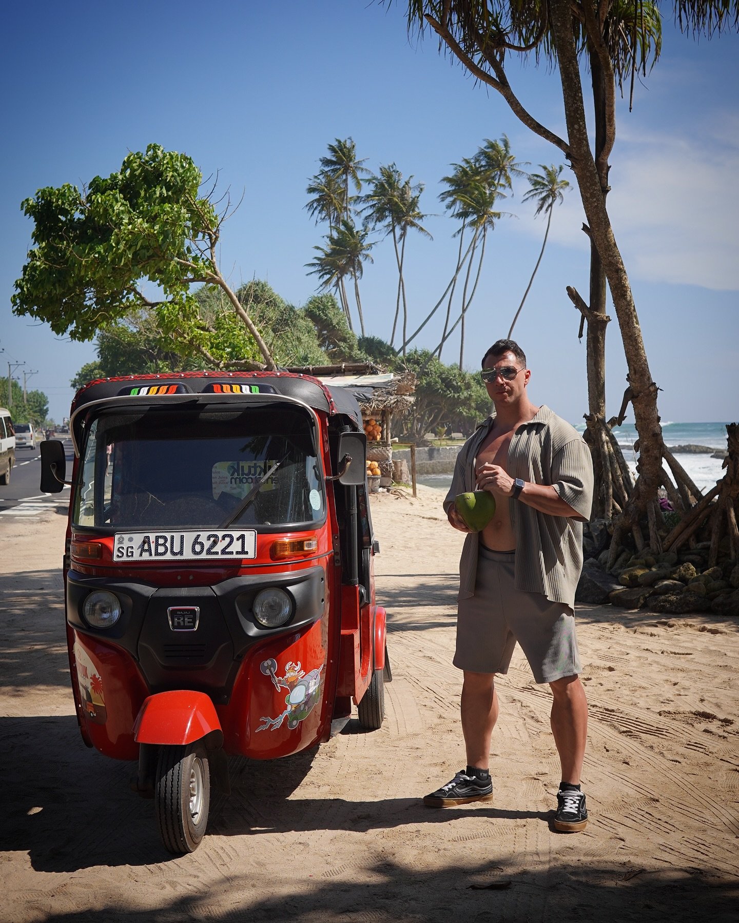 🌴🚗 Unser TukTuk: Der wahre Held auf Sri Lankas Stra&szlig;en! Ob holprige Pfade oder spontane Ausfl&uuml;ge &ndash; unser TukTuk meistert alles Leichtigkeit. Nach einer Pflege-Session und ein paar Schrauben strahlt es wieder wie neu und ist bereit 