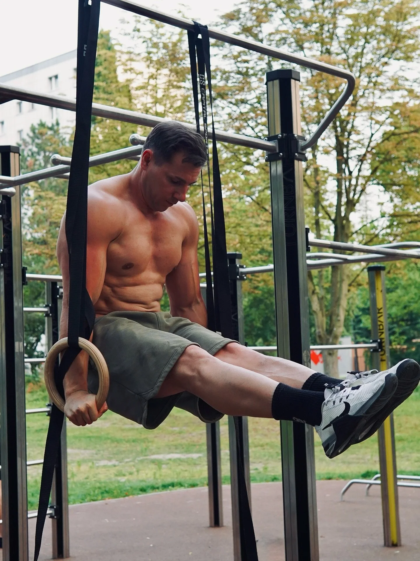 Skill-Training im Calisthenics 🫡
Mich begeistert die Mischung aus Kontrolle, Koordination und Belastungssteuerung. Anders als beim reinen Krafttraining geht es nicht nur um Maximalkraft, sondern darum, komplexe Bewegungen Schritt f&uuml;r Schritt sa