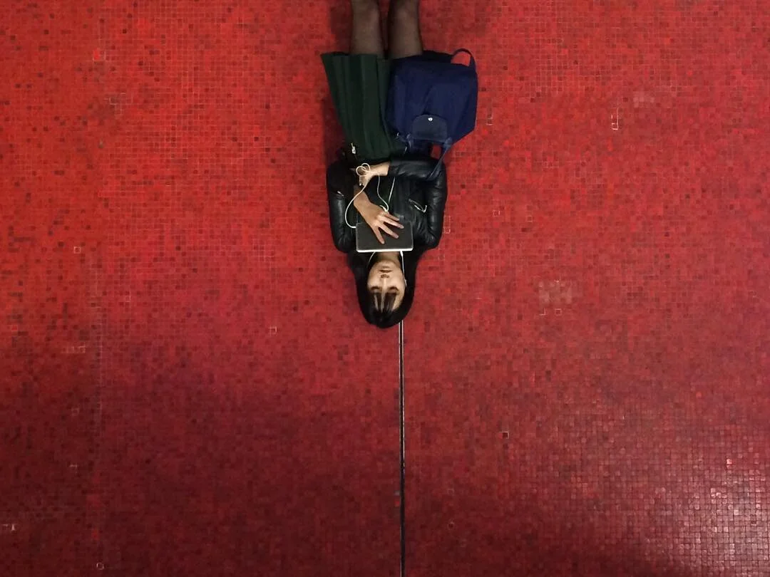 #hk #hkig #streetphotography #street #streetstyle #art #paint #composition#hongkongers #everyday #everydayasia #everydayhongkong #hongkong #islanders_hk #lensonstreets #moment #FotoMobile#mobiography#deathb4digital#streetphotographymagazine#streetsgr