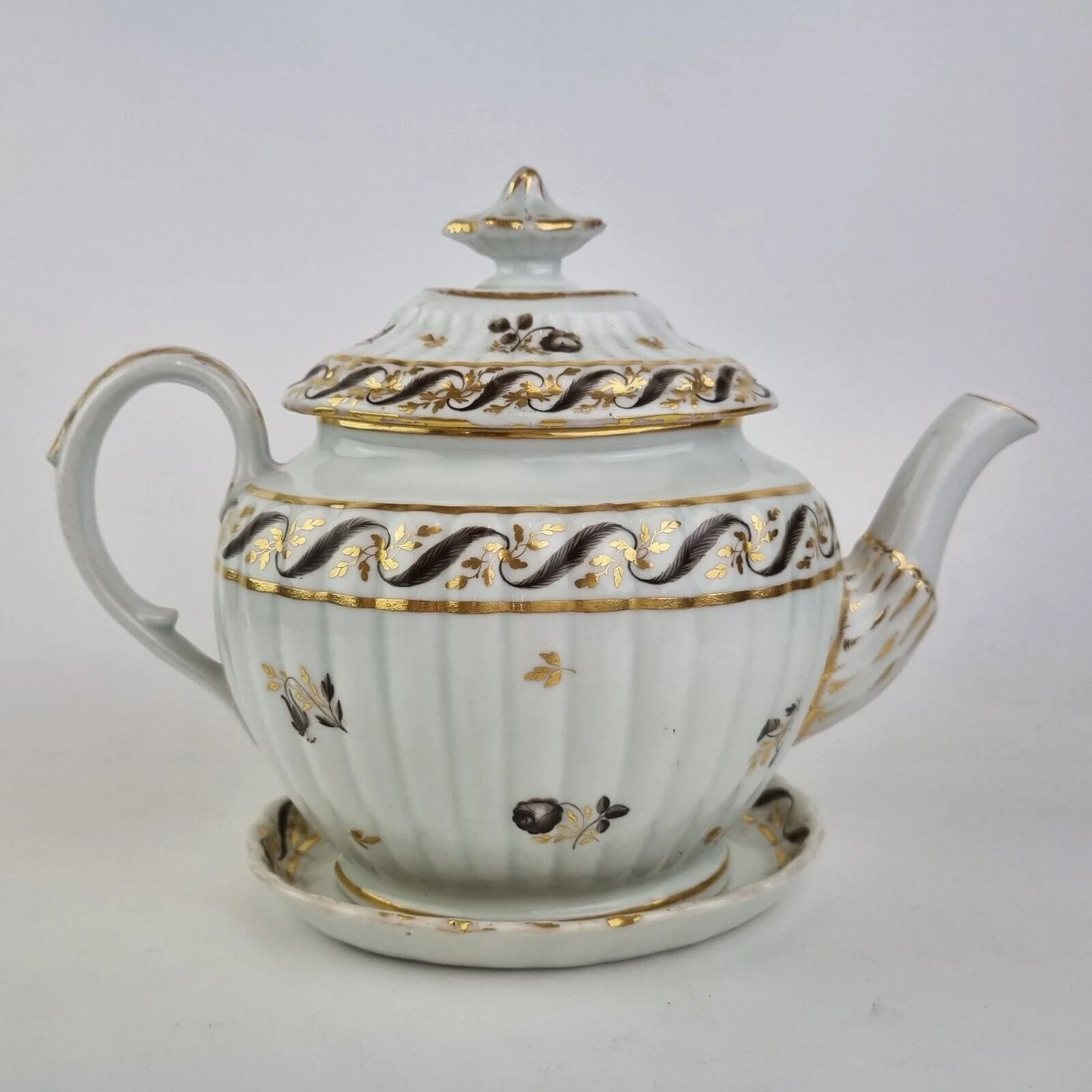 Antique 18th Century Chamberlains Worcester Teapot, Cover And Stand. Feathers