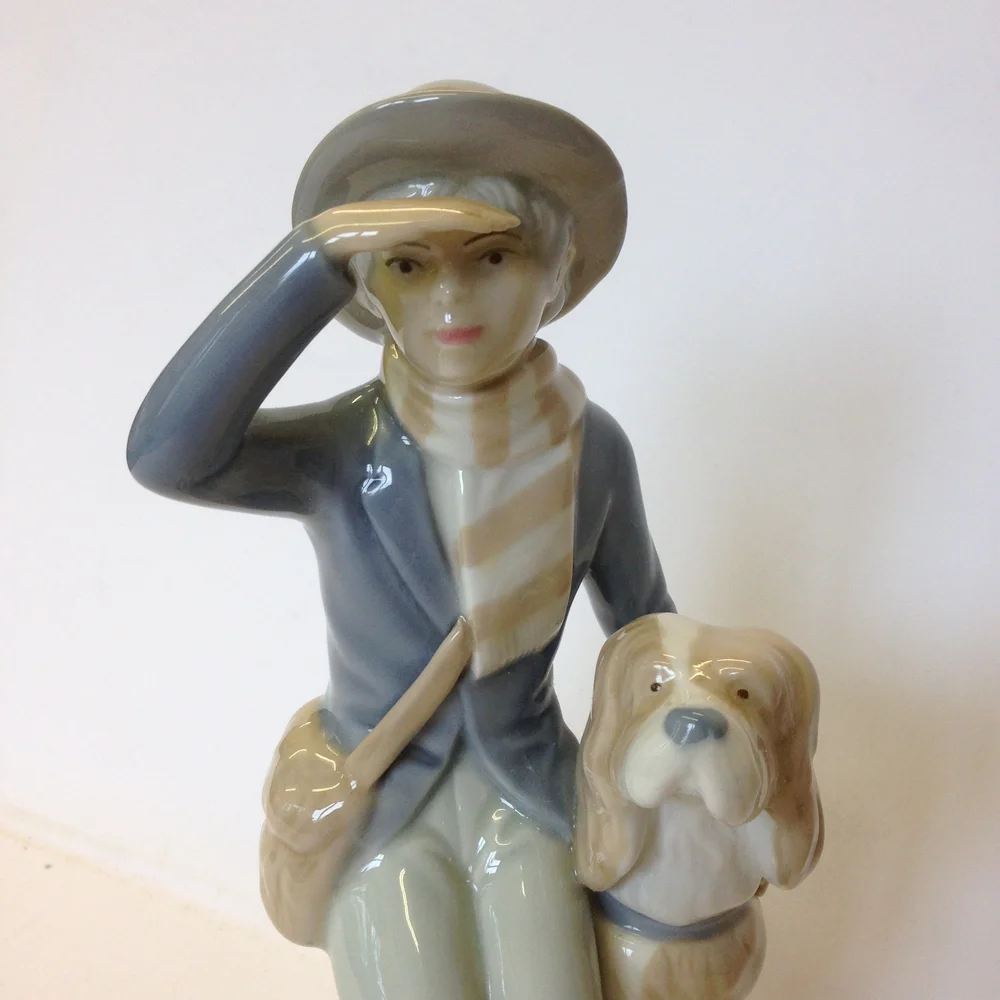 Porcelanas Miquel Requena , Valencia Figurine Of A Lady And A Dog