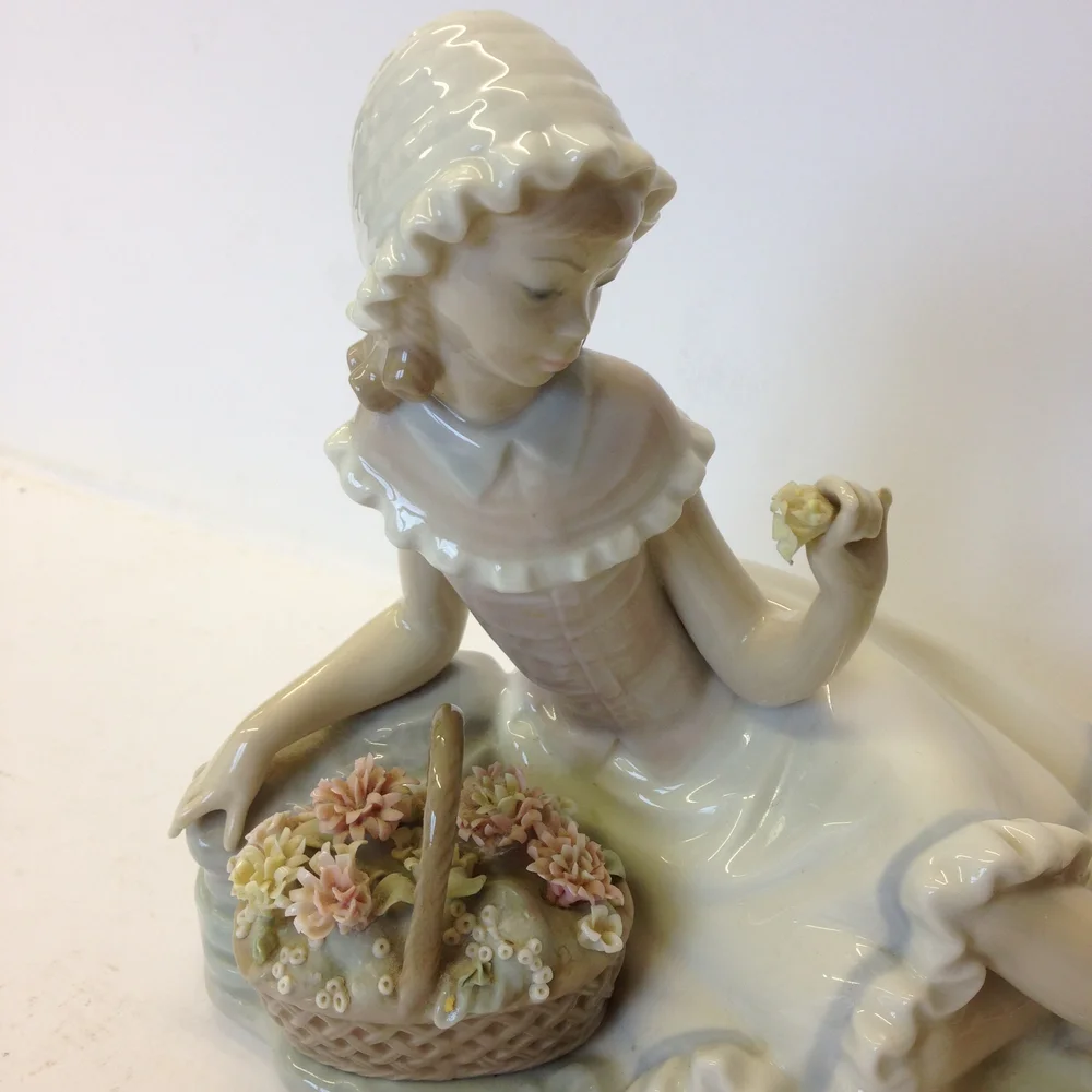 Lladro Porcelain Figurine Of A Girl With A Basket Of Flowers